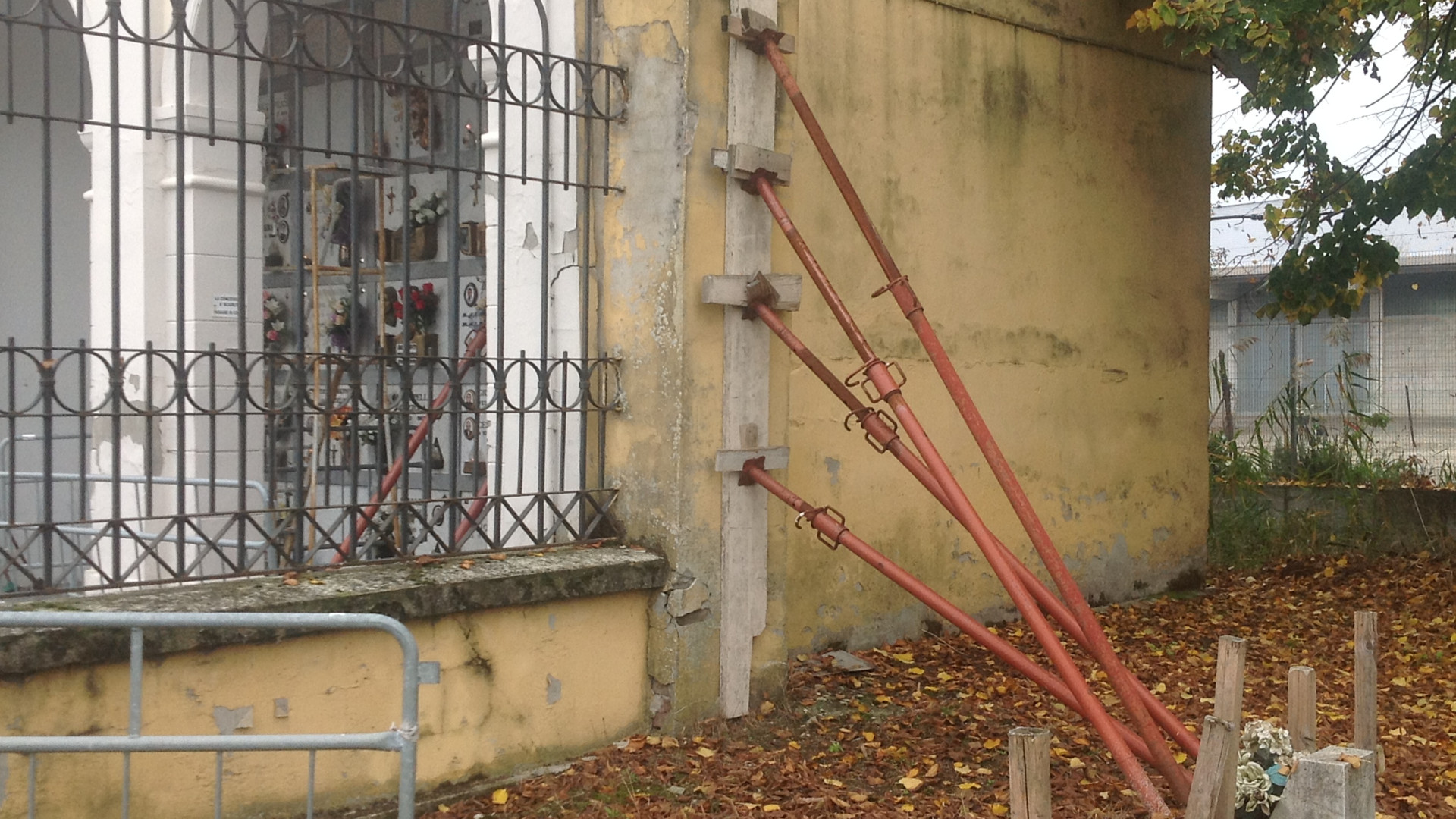 Cimitero di Rottofreno cade a pezzi. Il sindaco: "Non ci sono soldi"
