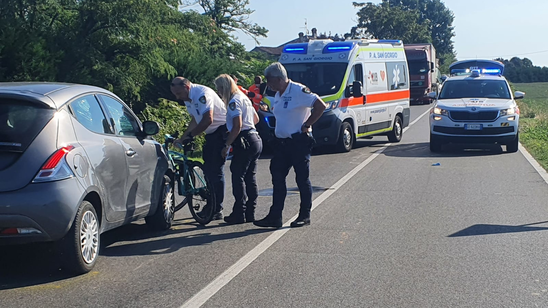 Scontro tra un'auto e una bicicletta a Podenzano, ciclista finisce sul parabrezza