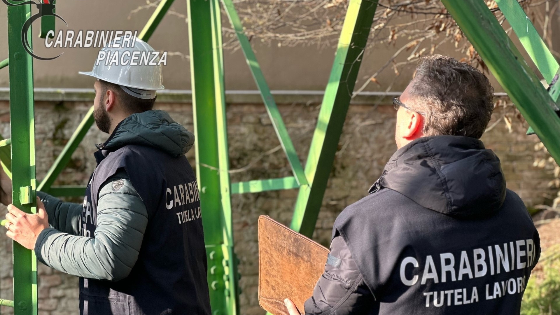 Un lavoratore in nero, un altro senza permesso di soggiorno: cantiere sospeso