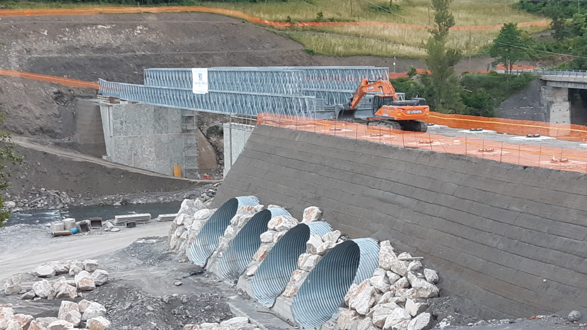 Lenzino, sponde ricollegate dopo 266 giorni. Pronto il ponte provvisorio