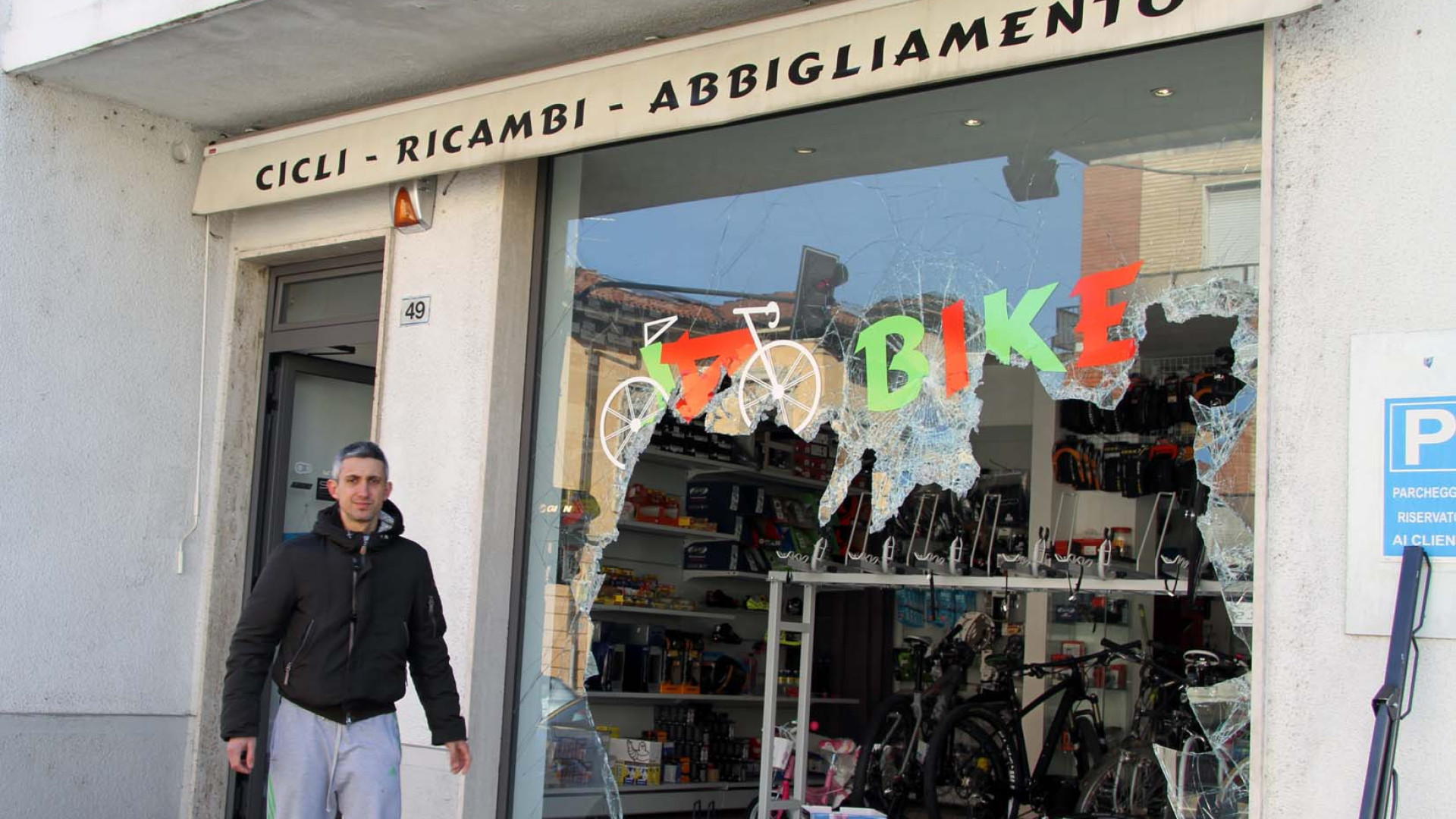 Podenzano, sfondata la vetrina di un negozio. Rubate le biciclette esposte