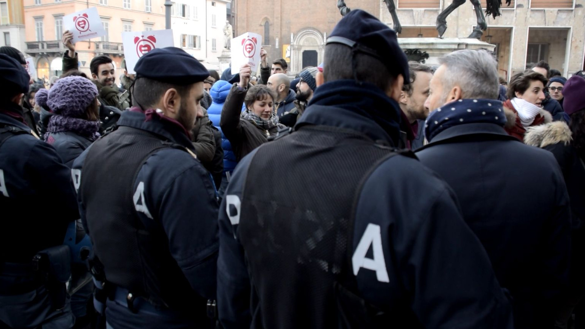 Unioni civili, il no delle Sentinelle in piedi. Ma arrivano i “Sentinelli”