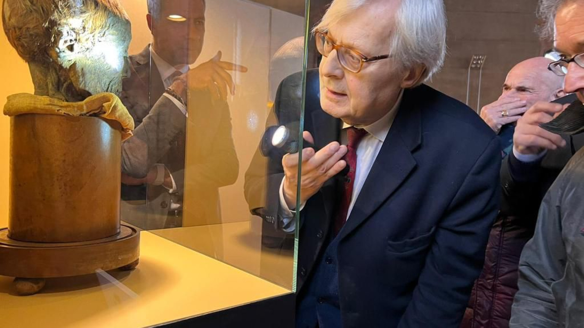 Sgarbi visita la mostra “Egitto Svelato” e apprezza il valore e l'autenticità dei reperti