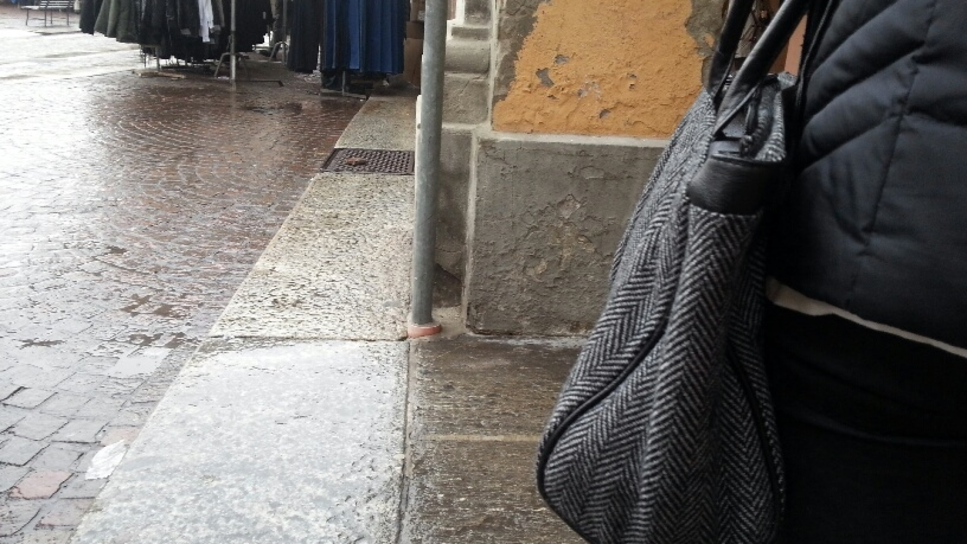 Mercato cittadino, la pioggia non ferma gli scippatori. Vittime clienti e commercianti