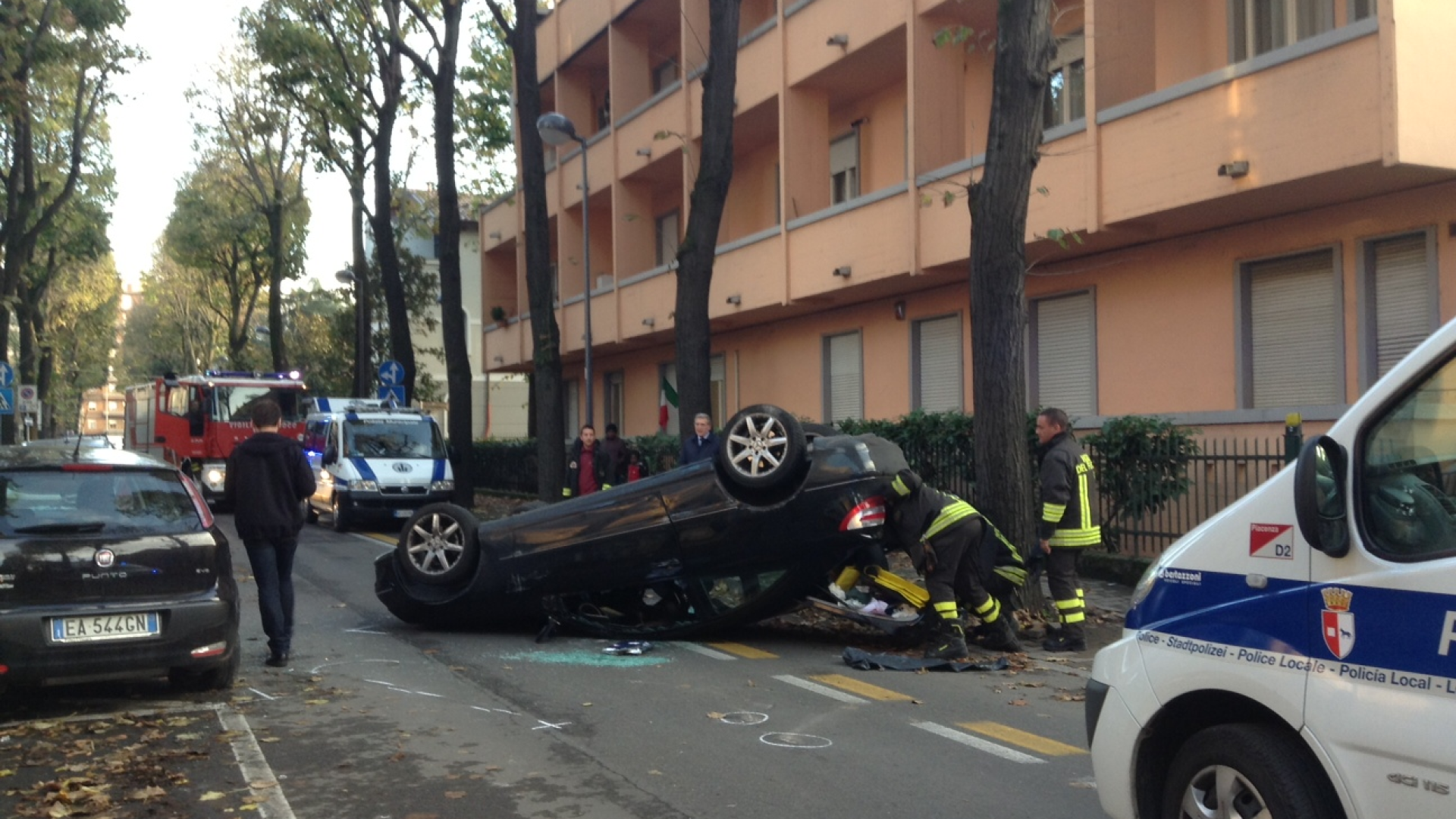 Auto si ribalta in via Saliceto, grave il conducente. Strada riaperta dopo 2 ore