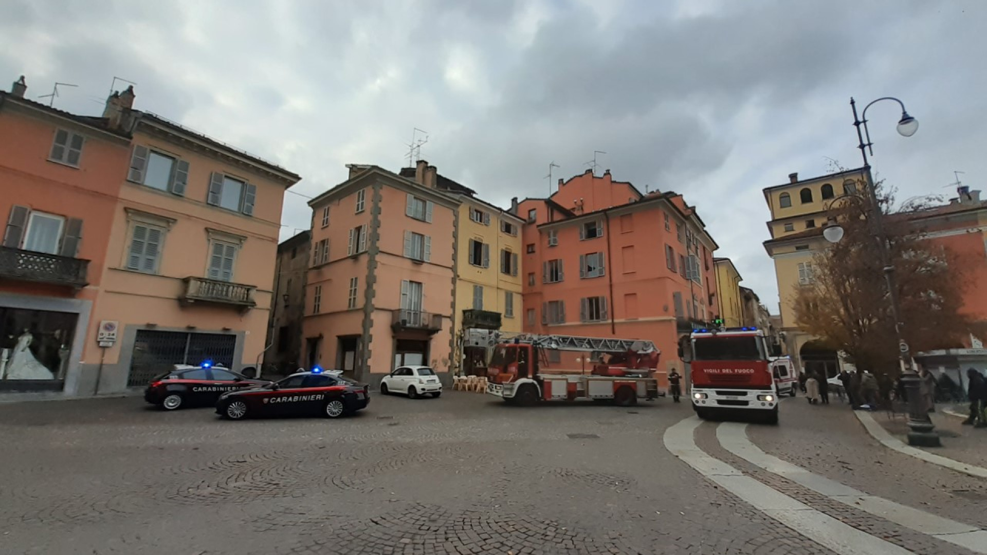 Incendio in un'abitazione di piazza Duomo, fiamme domate dai vigili del fuoco