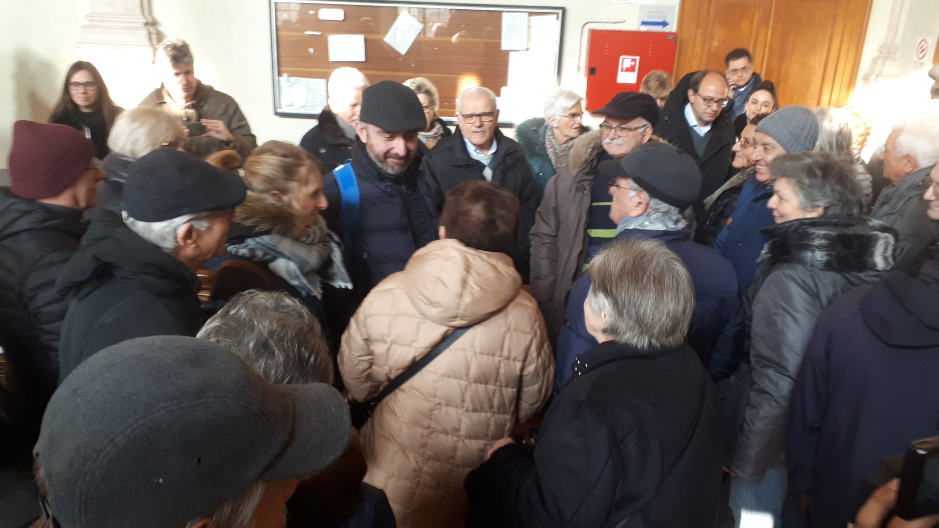 Partito il processo a don Segalini. Sessanta parrocchiani in tribunale: "E' innocente"