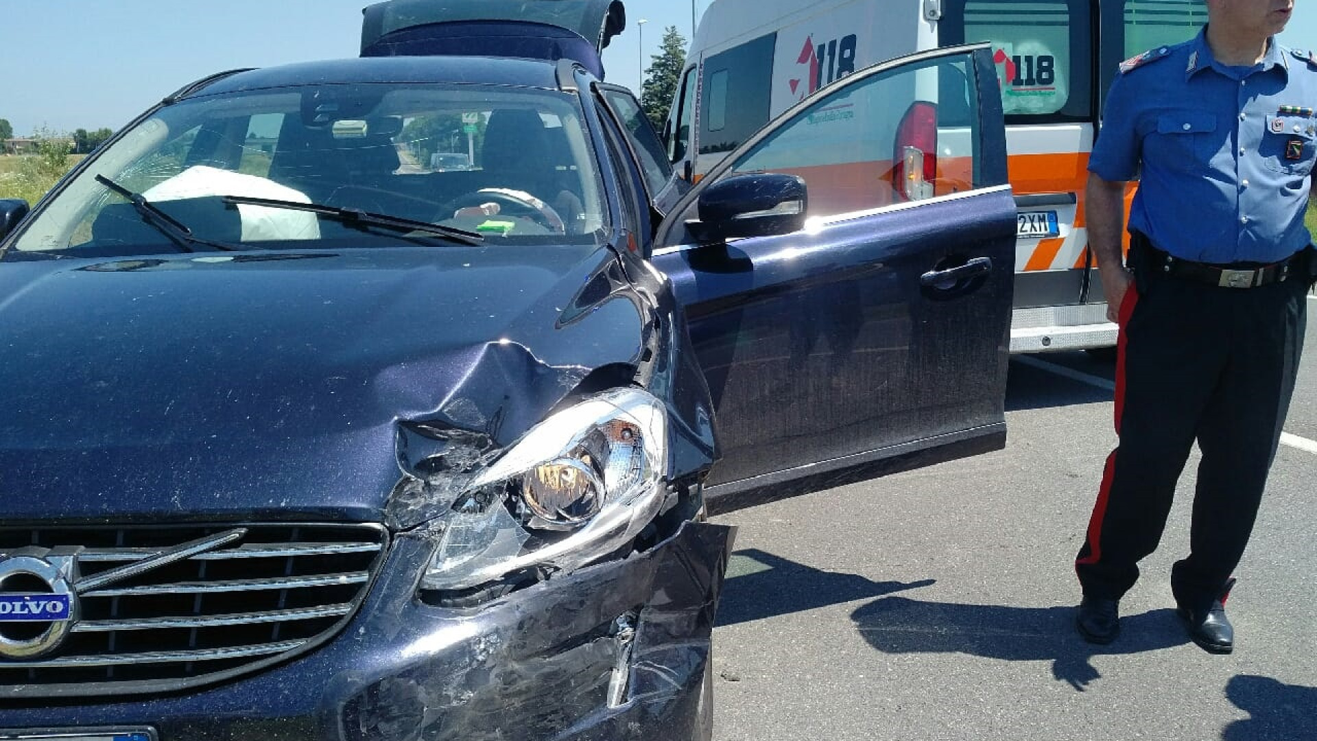 Schianto tra due auto sulla via Emilia, due persone ferite soccorse dal 118