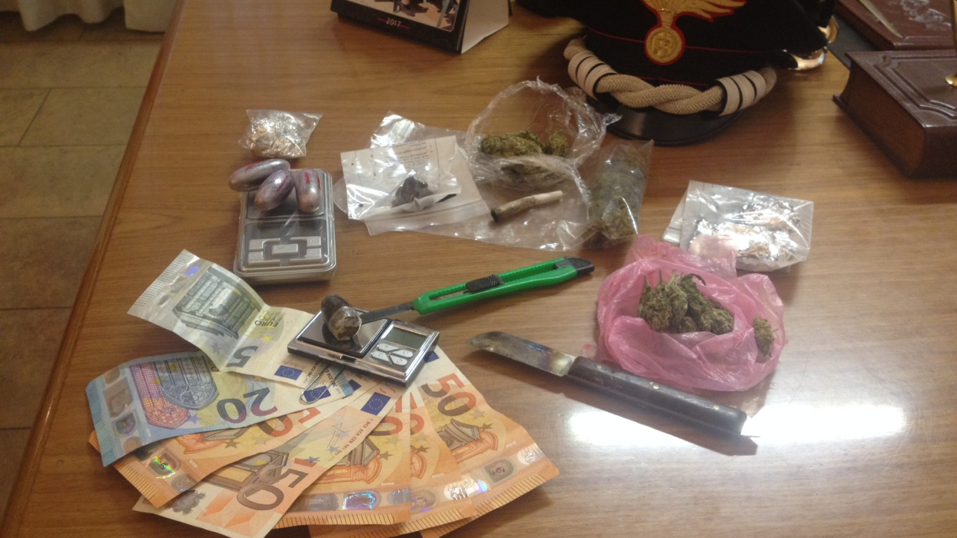 Spacciava marijuana e cocaina ad un amico: 21enne in manette