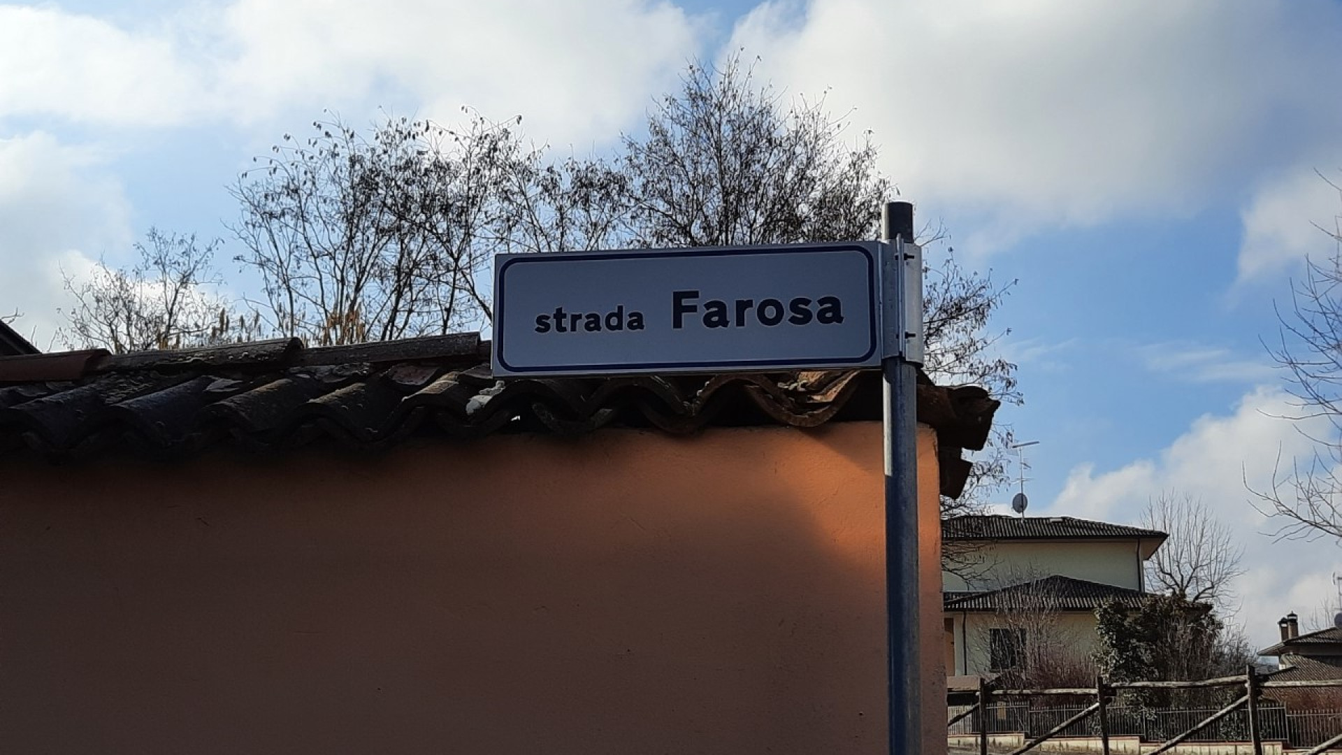 Padre e figlio sistemano strada Farosa, antica via tra Ponte dell'Olio e Veleia