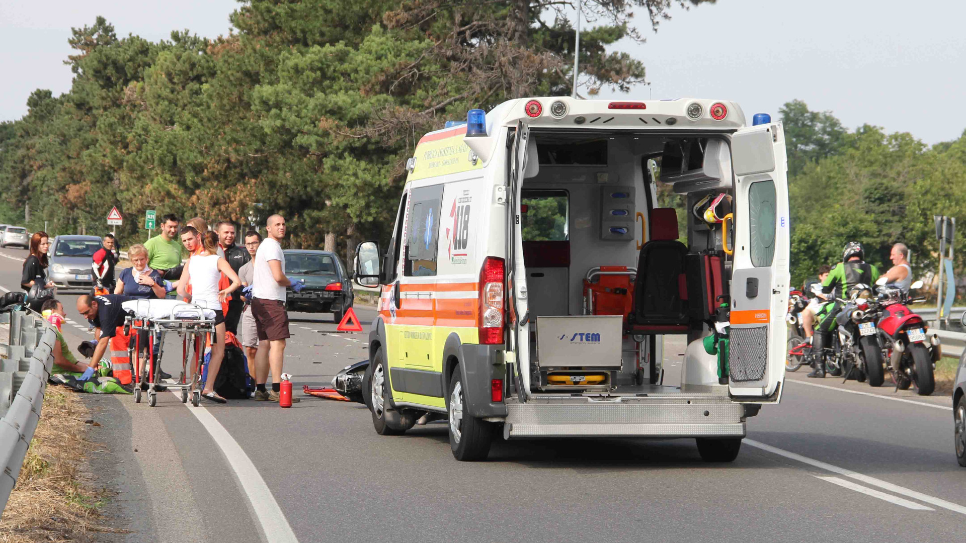Statale 45, incidente all'incrocio per Ancarano. Ferito motociclista