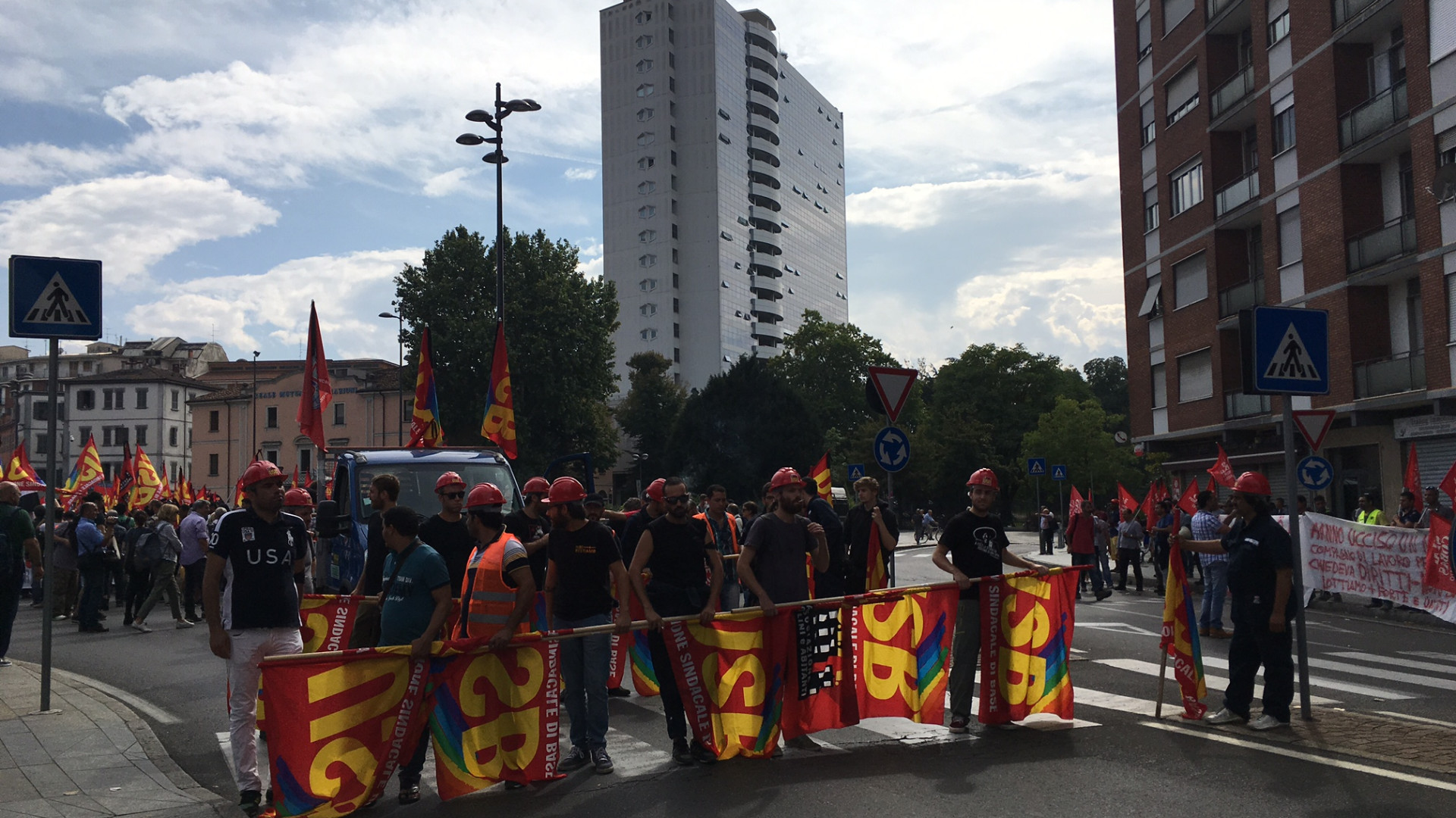 I manifestanti ottengono il primo risultato: lunedì incontro tra Gls e sindacati