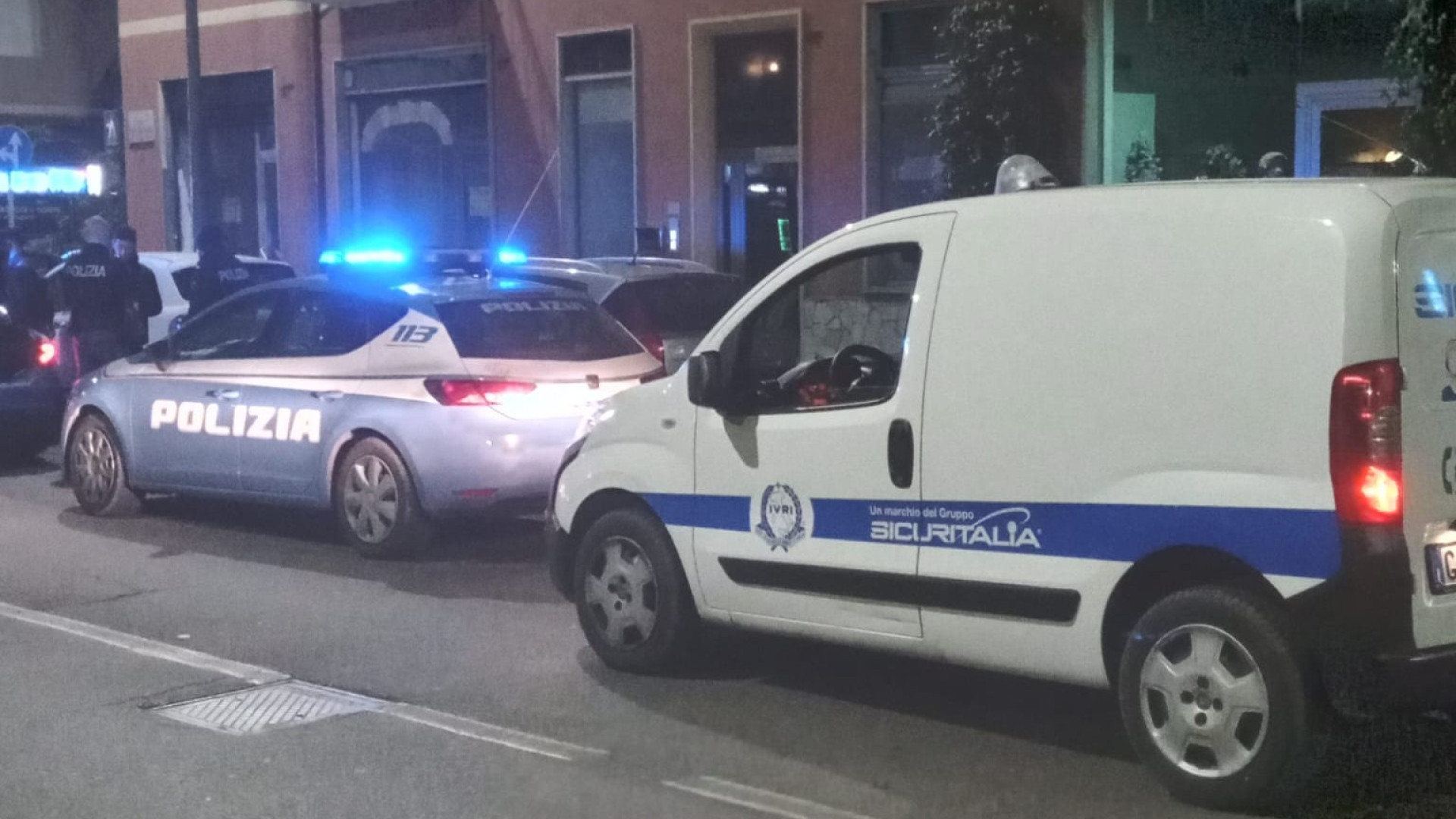Furto di cellulare e inseguimento a piedi: ladro bloccato da guardia giurata