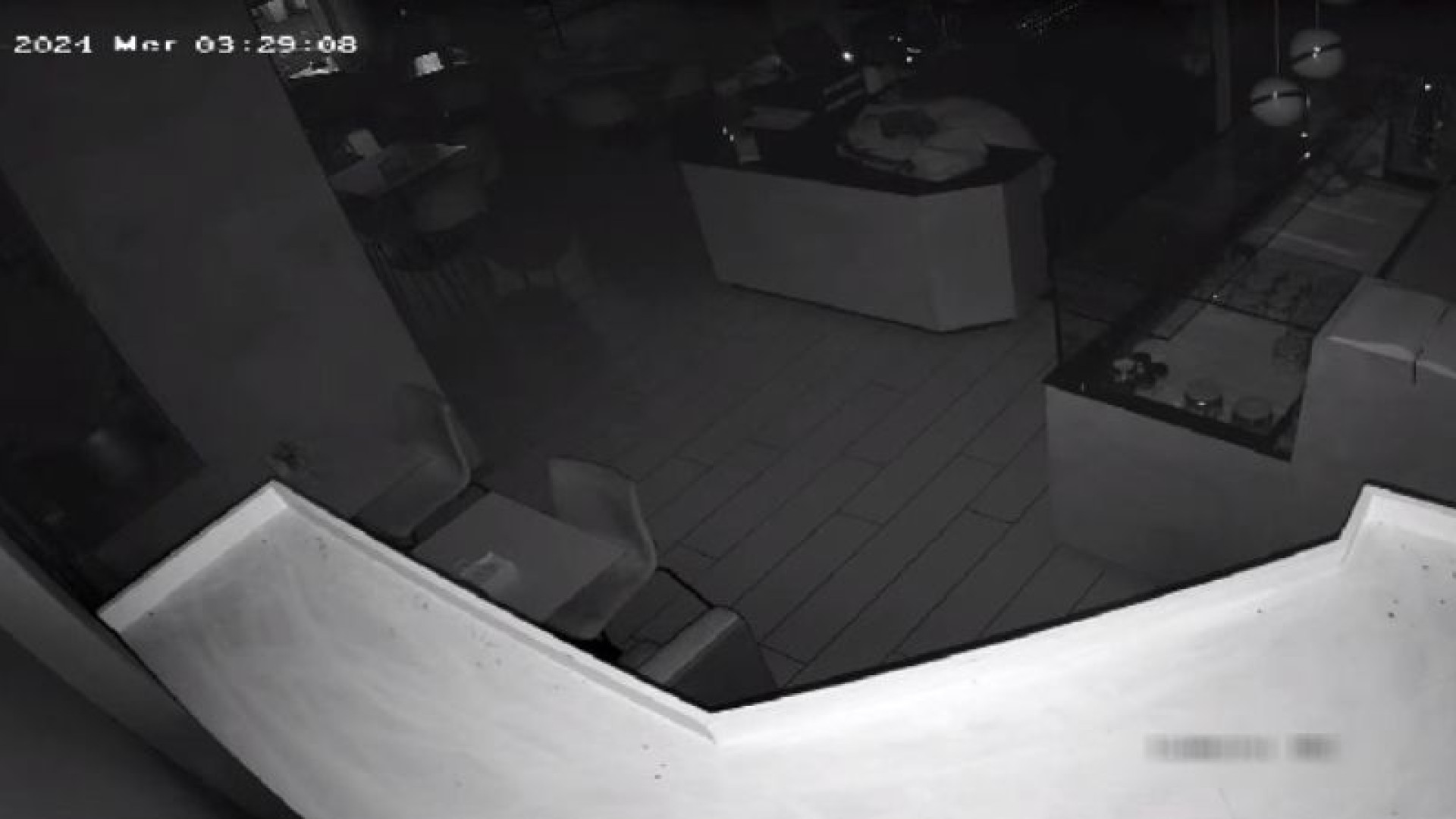 Colpo notturno al Mirabilia Cafè: ladro si introduce e porta via mille euro VIDEO