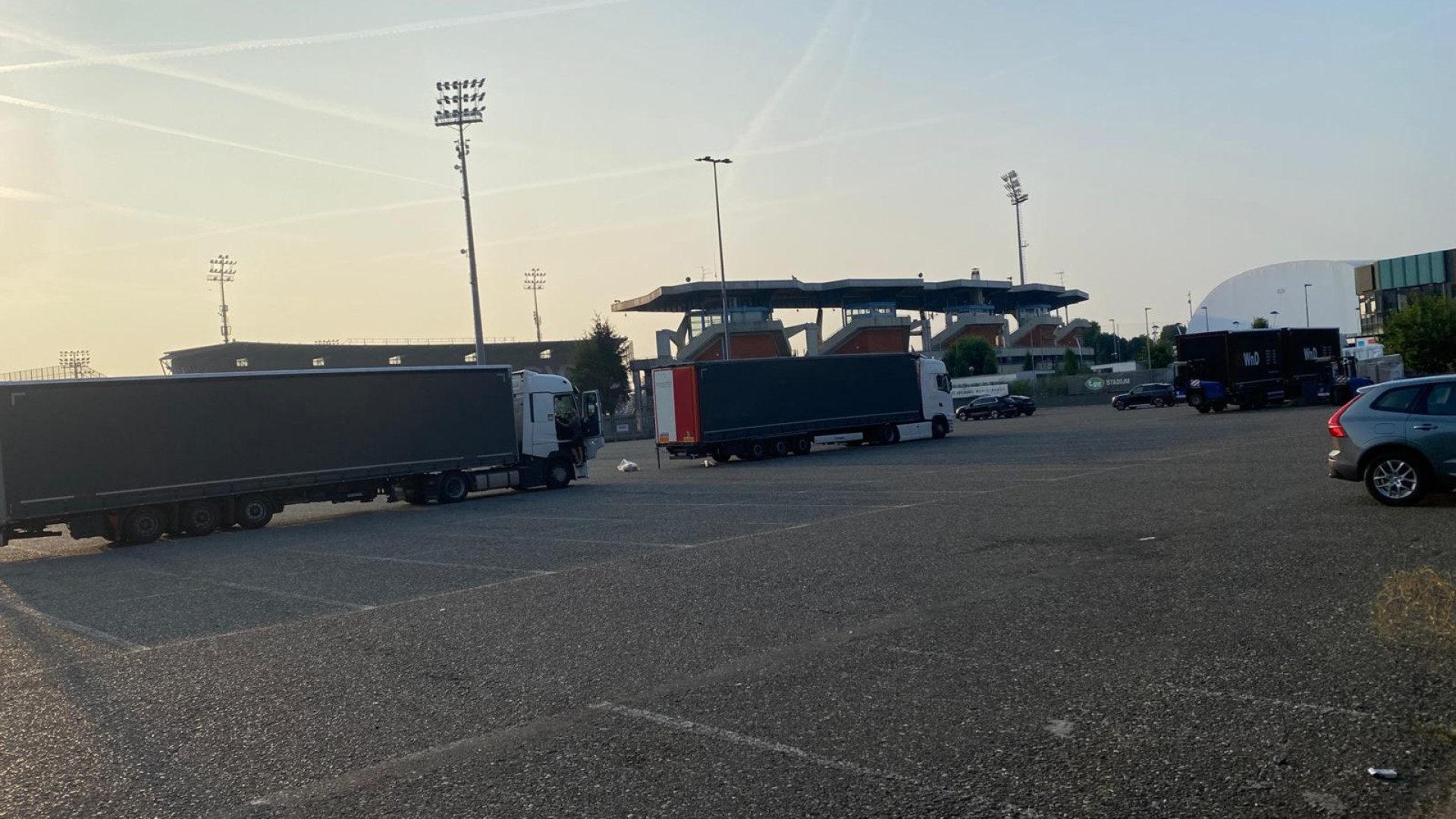 Camion in sosta selvaggia nel parcheggio del Garilli: "Servono più controlli"