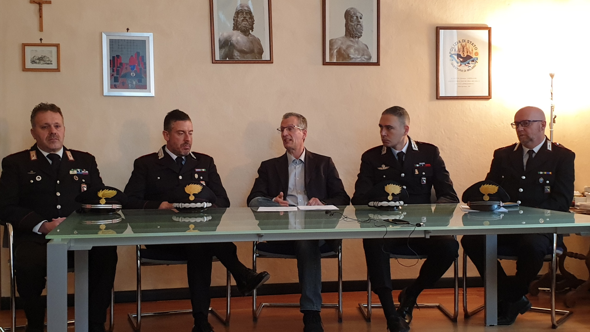 Coltello da 30 centimetri per ferire mortalmente Bramante, l'omicida: "Non volevo ucciderlo". La barista lava l'arma e la getta nel bidone