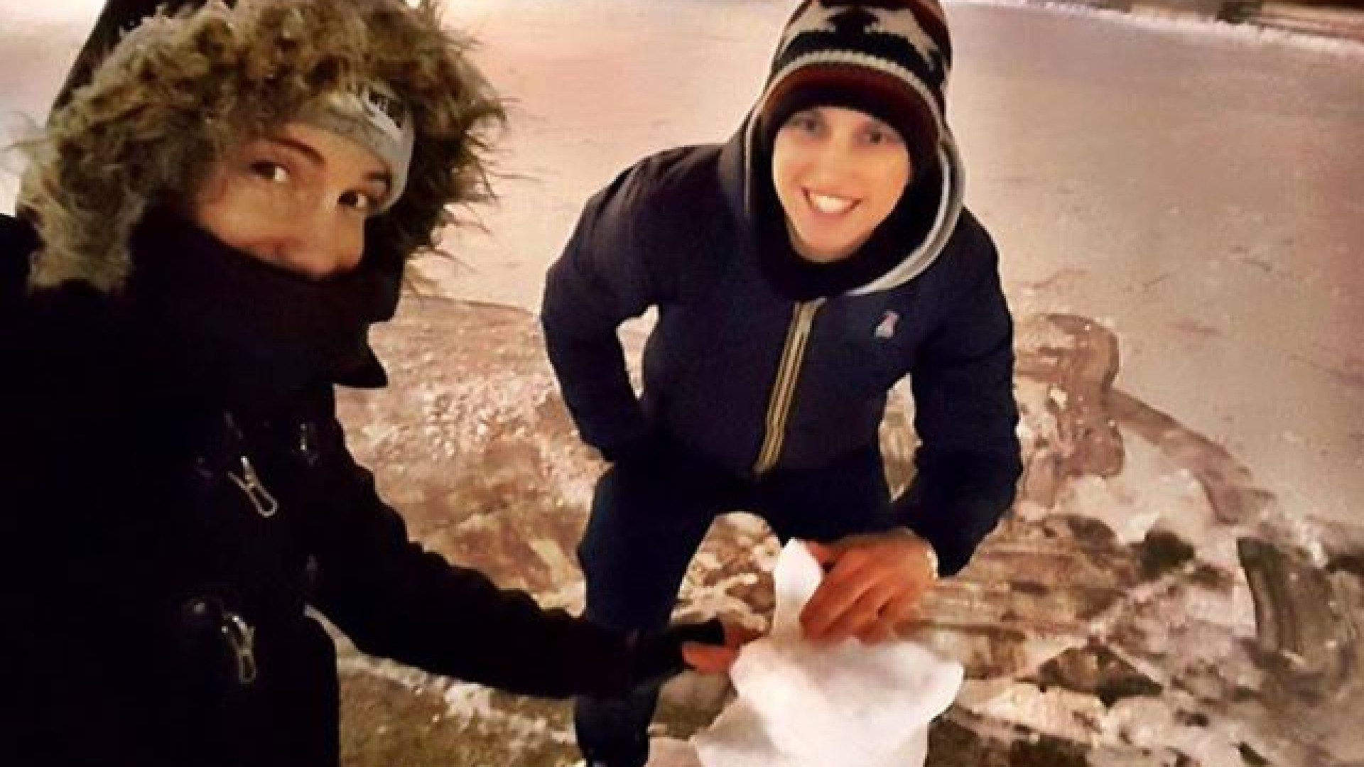 Non solo disagi: la Lupa scolpita con la neve in piazza Cavalli