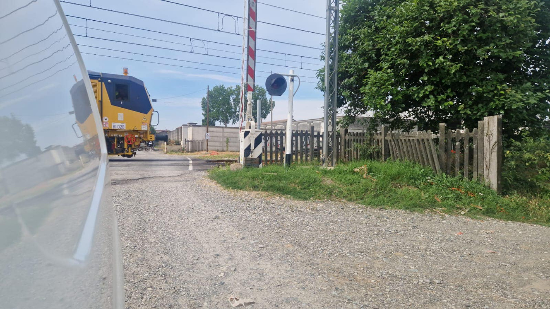 Rottofreno, sbarra alzata ma il treno passa. Agricoltore scampa alla tragedia