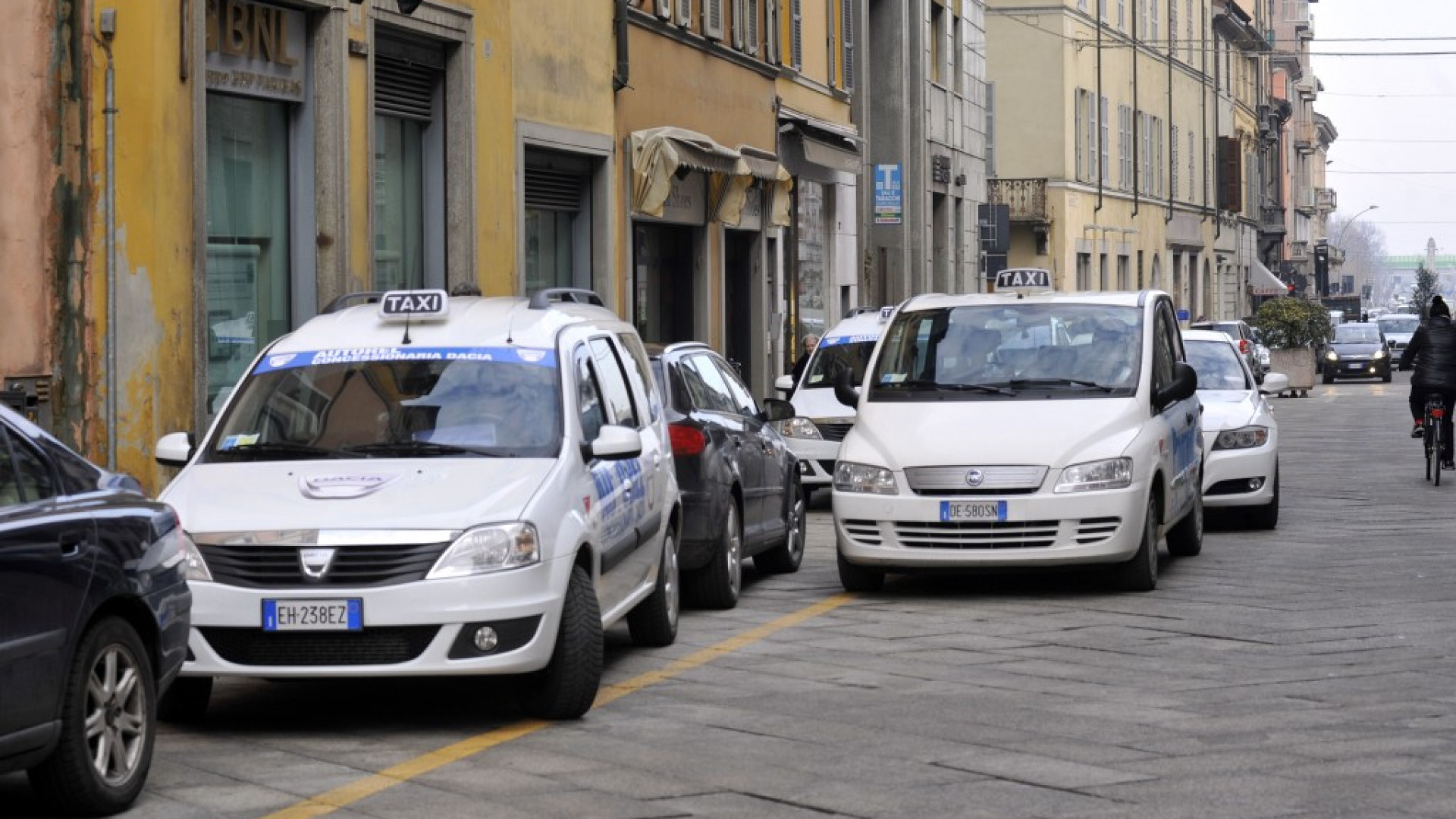 Aumentano le tariffe dei taxi piacentini: "Ci copriremo a malapena le spese"