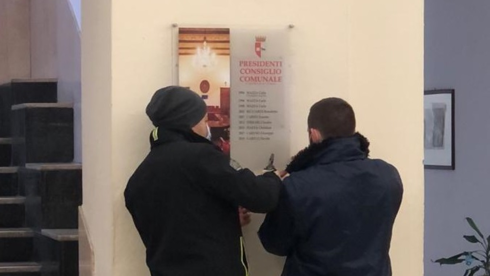 Rimossa la targa dei presidenti del consiglio comunale con il nome di Caruso