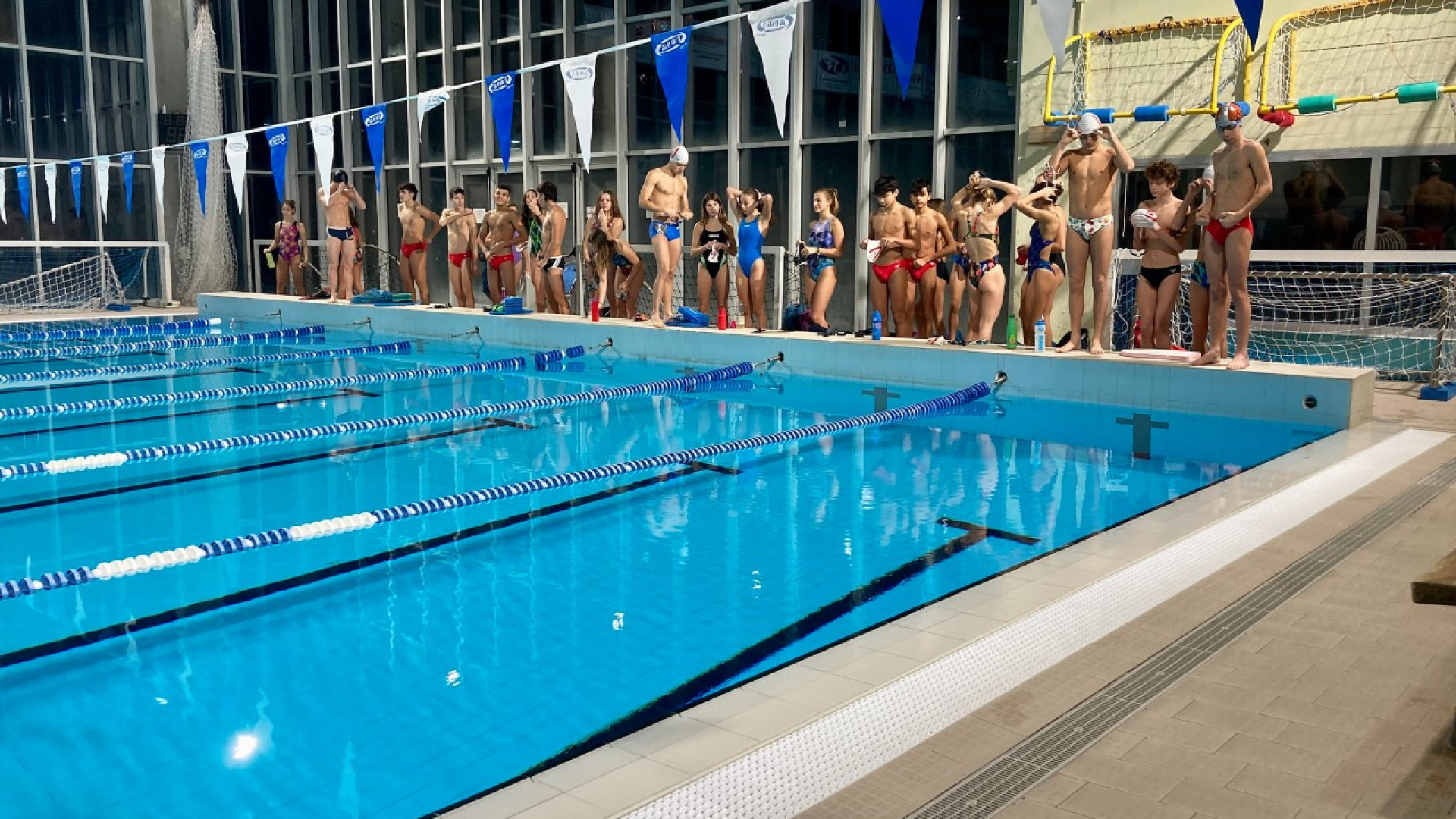 Nuoto prima dell'alba, poi a scuola: "Con i rincari è l’unico orario per allenarsi"