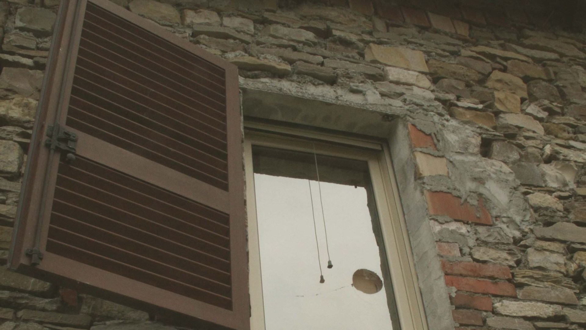 Ladri sventrano cassaforte e portano via i risparmi di una vita a una coppia