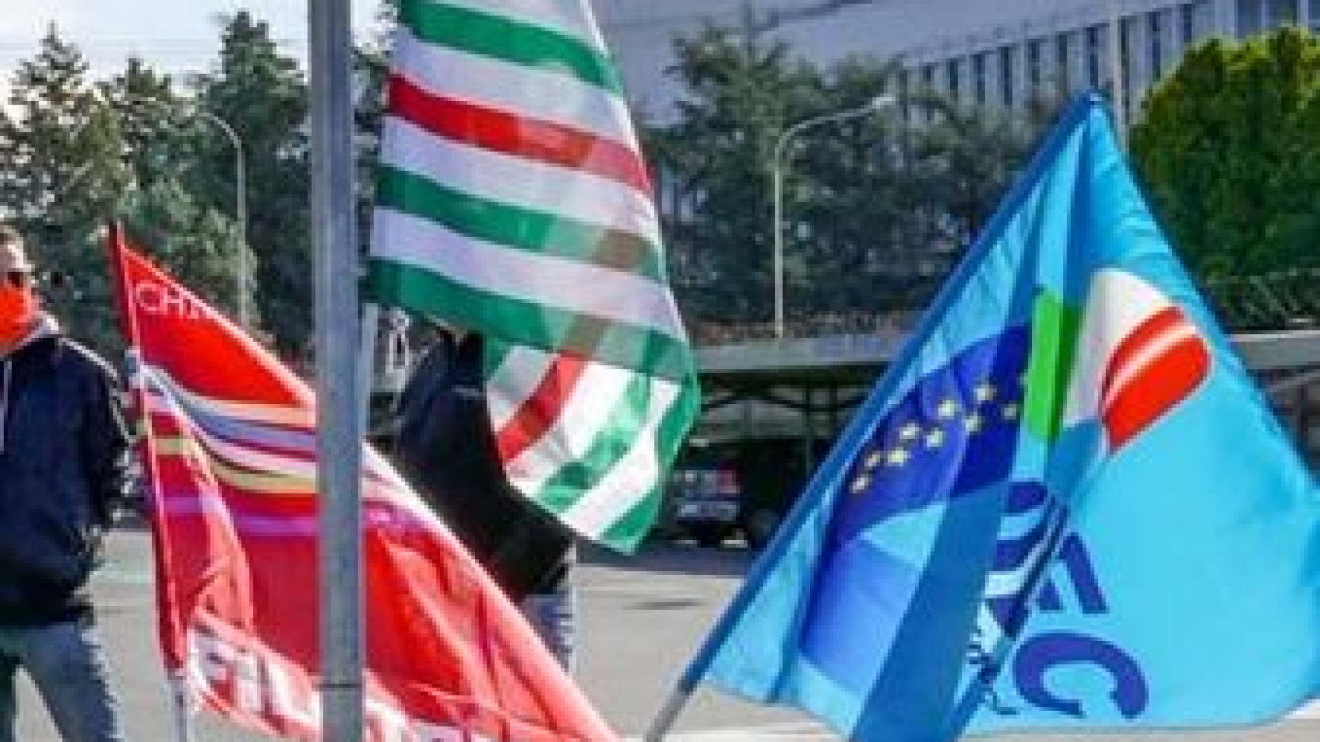 Sindacati contro Enel: "Ridotte le tutele e il costo del lavoro, è inaccettabile"