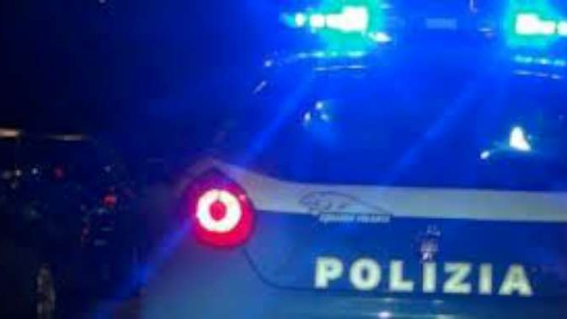 Ecuadoriani ubriachi insultano barista e aggrediscono agente di polizia