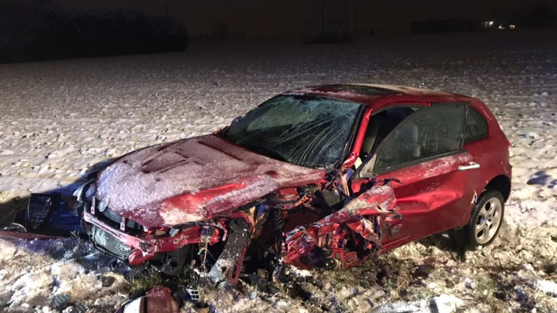Strade ghiacciate, raffica di incidenti e automobilisti in difficoltà. Quattro feriti