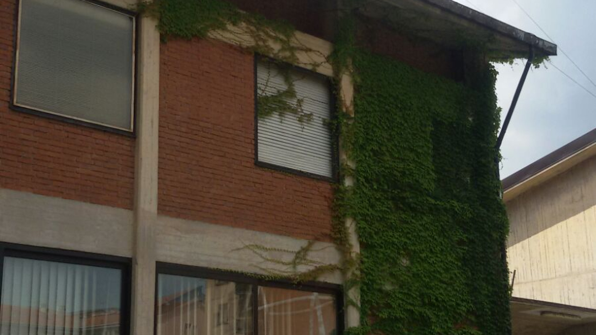 Degrado all'ex caserma dei pompieri, la Provincia: "Lavori già programmati"