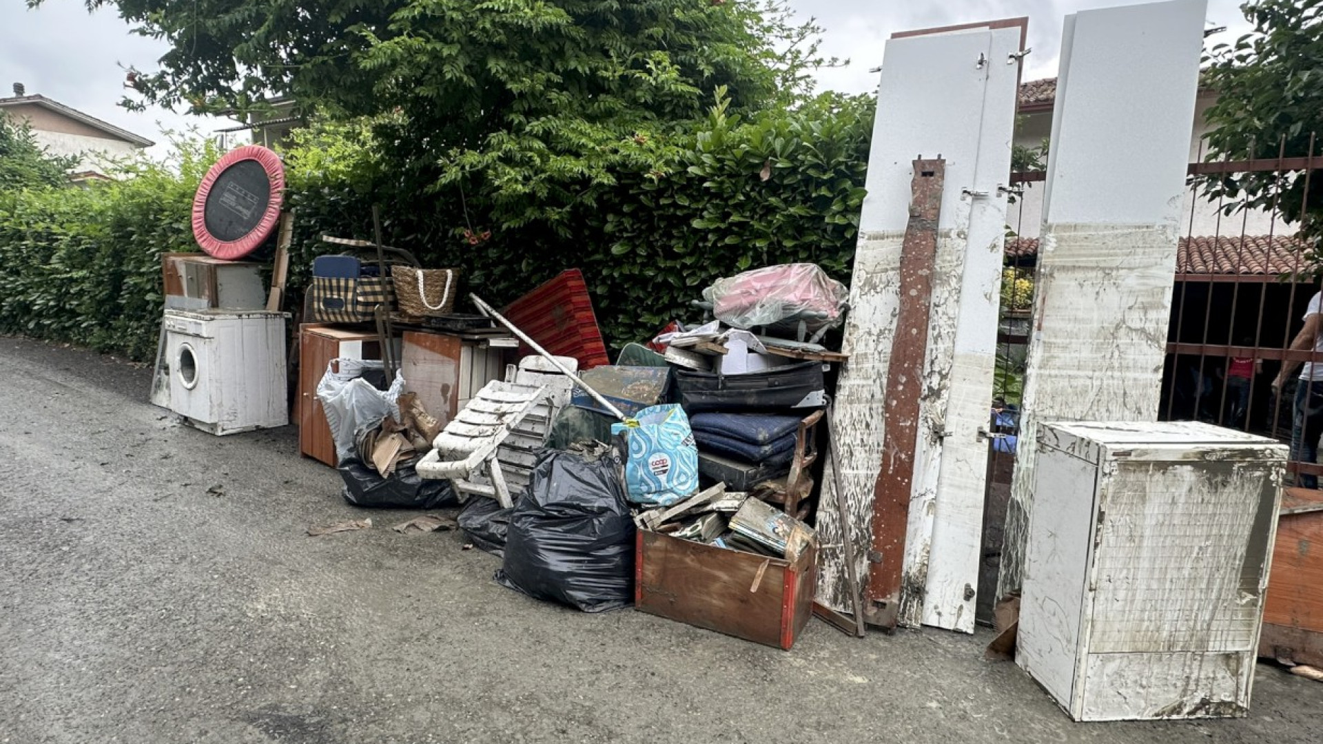Maltempo a Coli e Travo, |in strada pile di mobili e di elettrodomestici da buttare