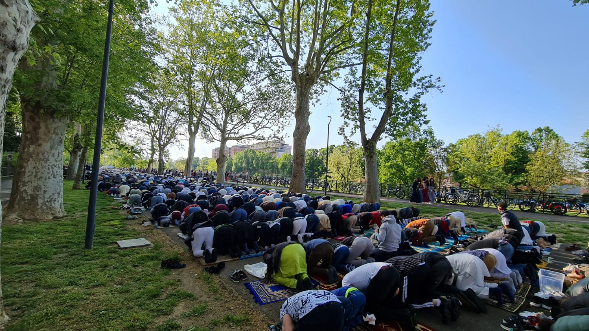 Centinaia di musulmani in preghiera sul Facsal per l'Eid al Fitr, festa di fine Ramadan