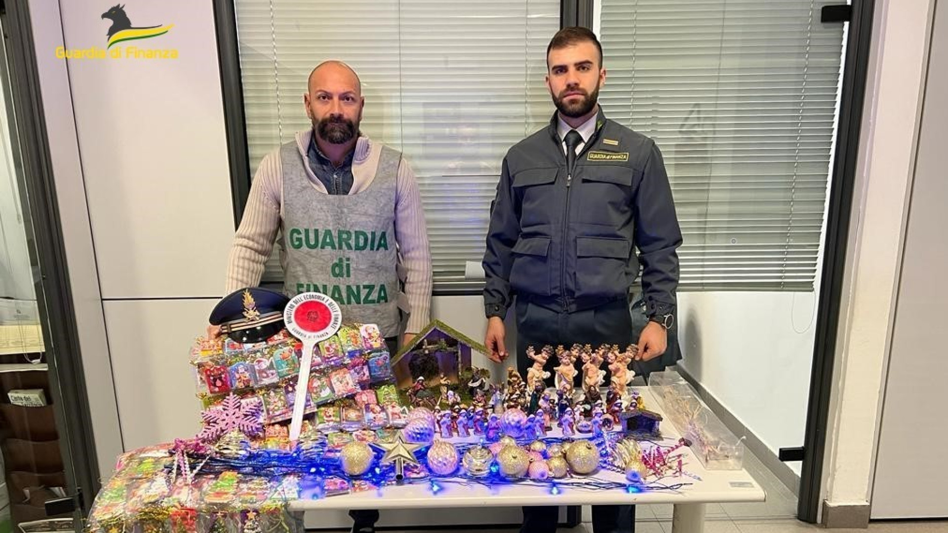 Addobbi natalizi "potenzialmente nocivi" sequestrati dalla Finanza