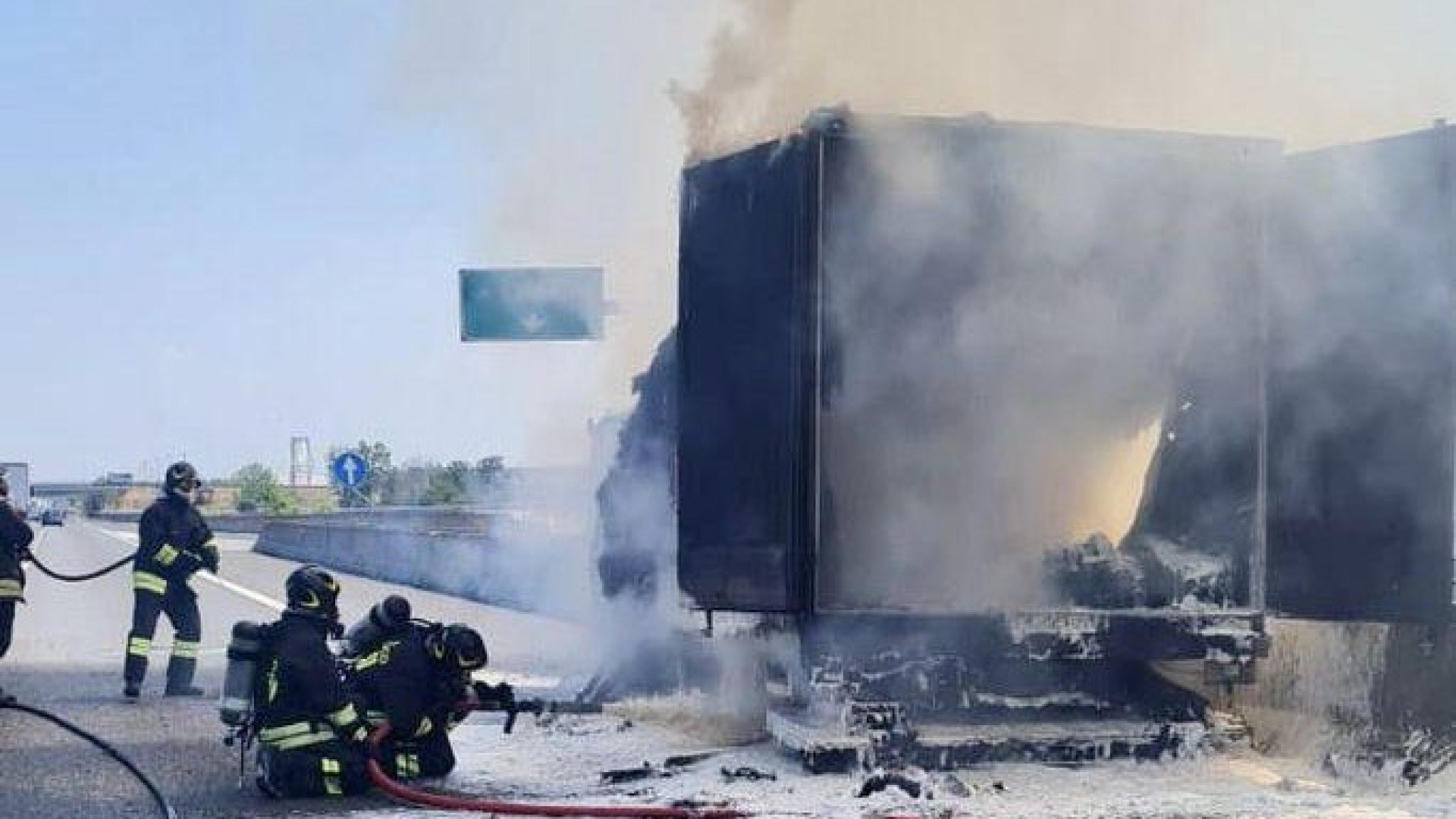 Camion in fiamme al casello di Piacenza sud. L'intervento dei vigili del fuoco