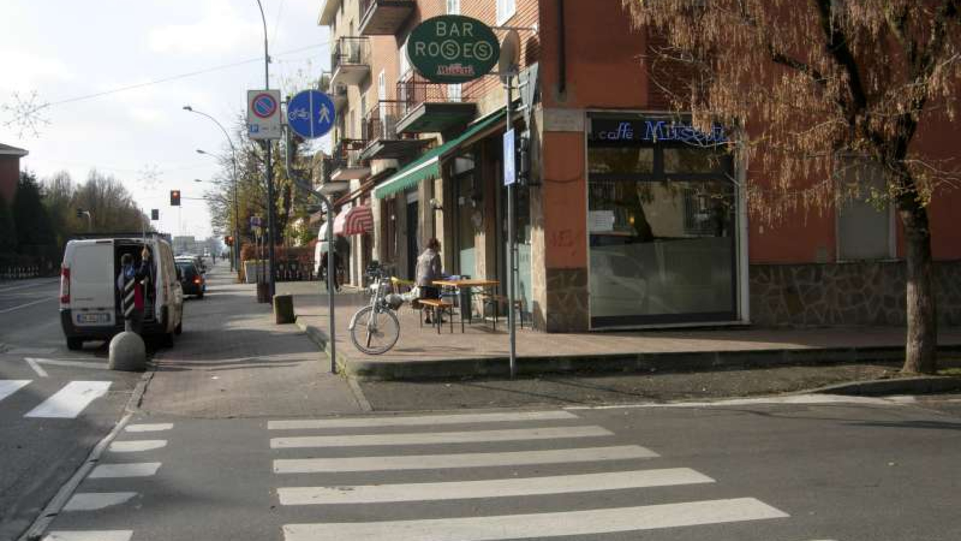 Assalto bar: ladri inseguiti, lasciano l'auto e portano via 3.500 euro
