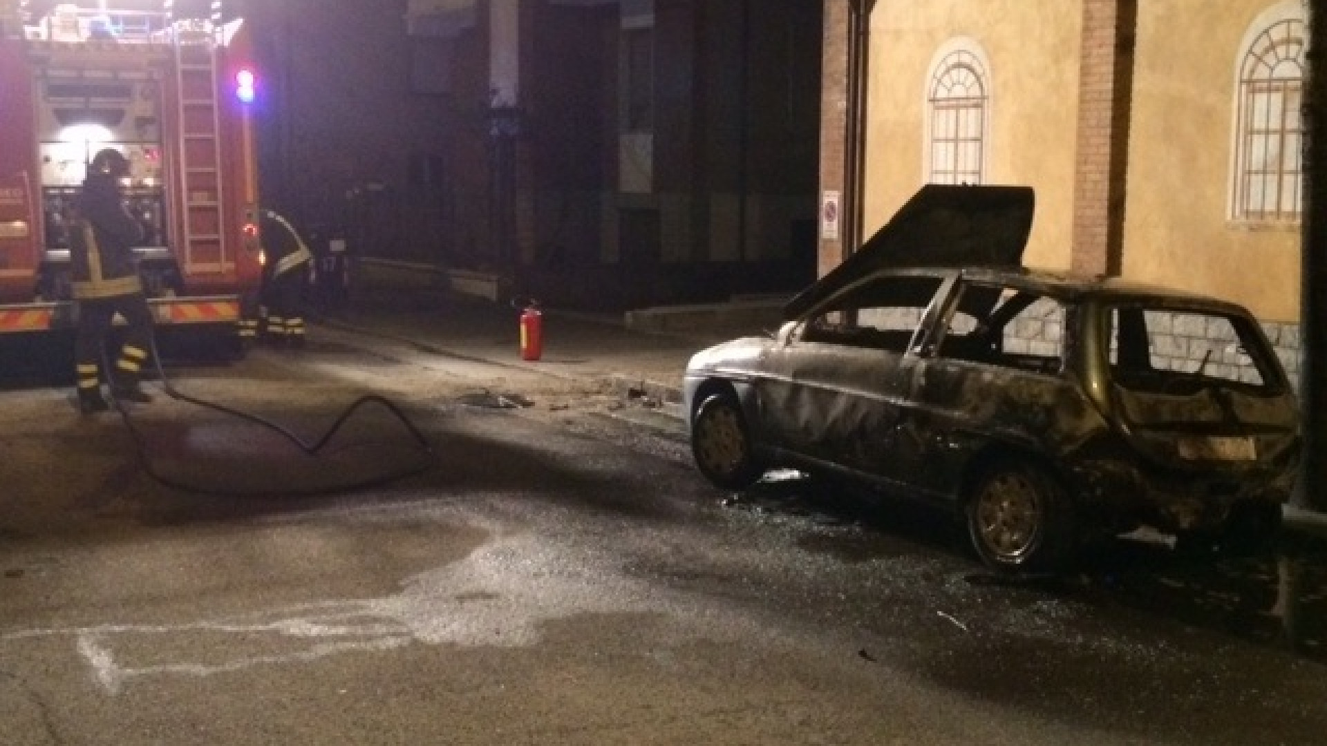Misterioso incendio in via Stevani: una Lancia Y inghiottita dalle fiamme