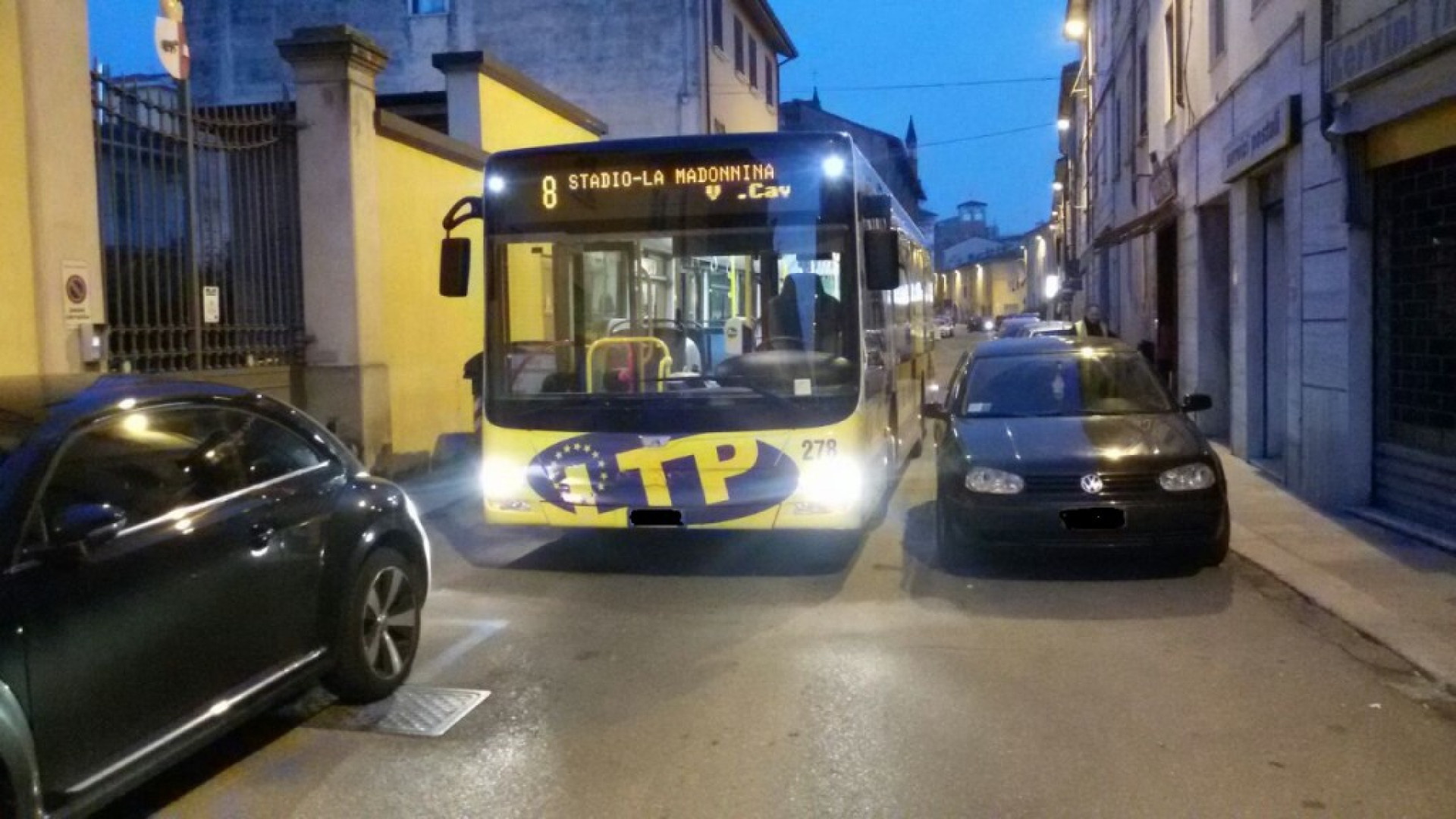 Auto bloccò per un'ora il traffico in via Scalabrini: assoluzione in tribunale