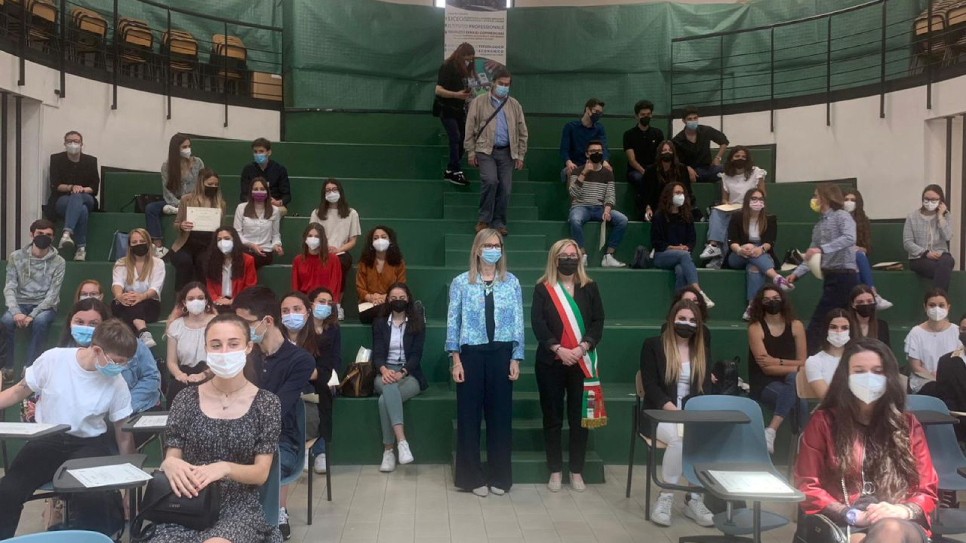 Il Volta premia le sue eccellenze. La preside: "Scuola vicina ai ragazzi"