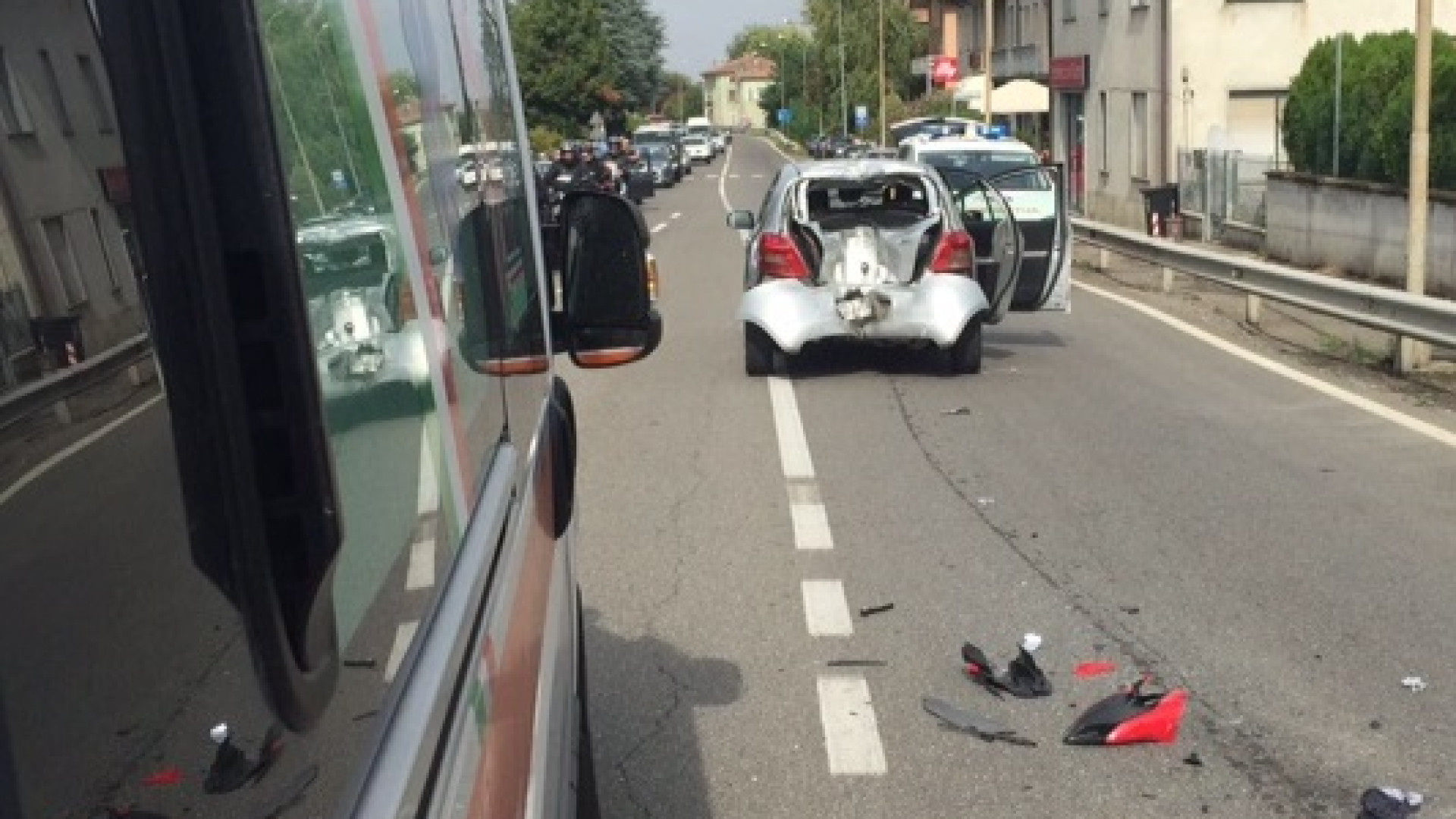 Scontro tra auto e moto sulla 45 a Niviano, grave il centauro soccorso dall'eliambulanza