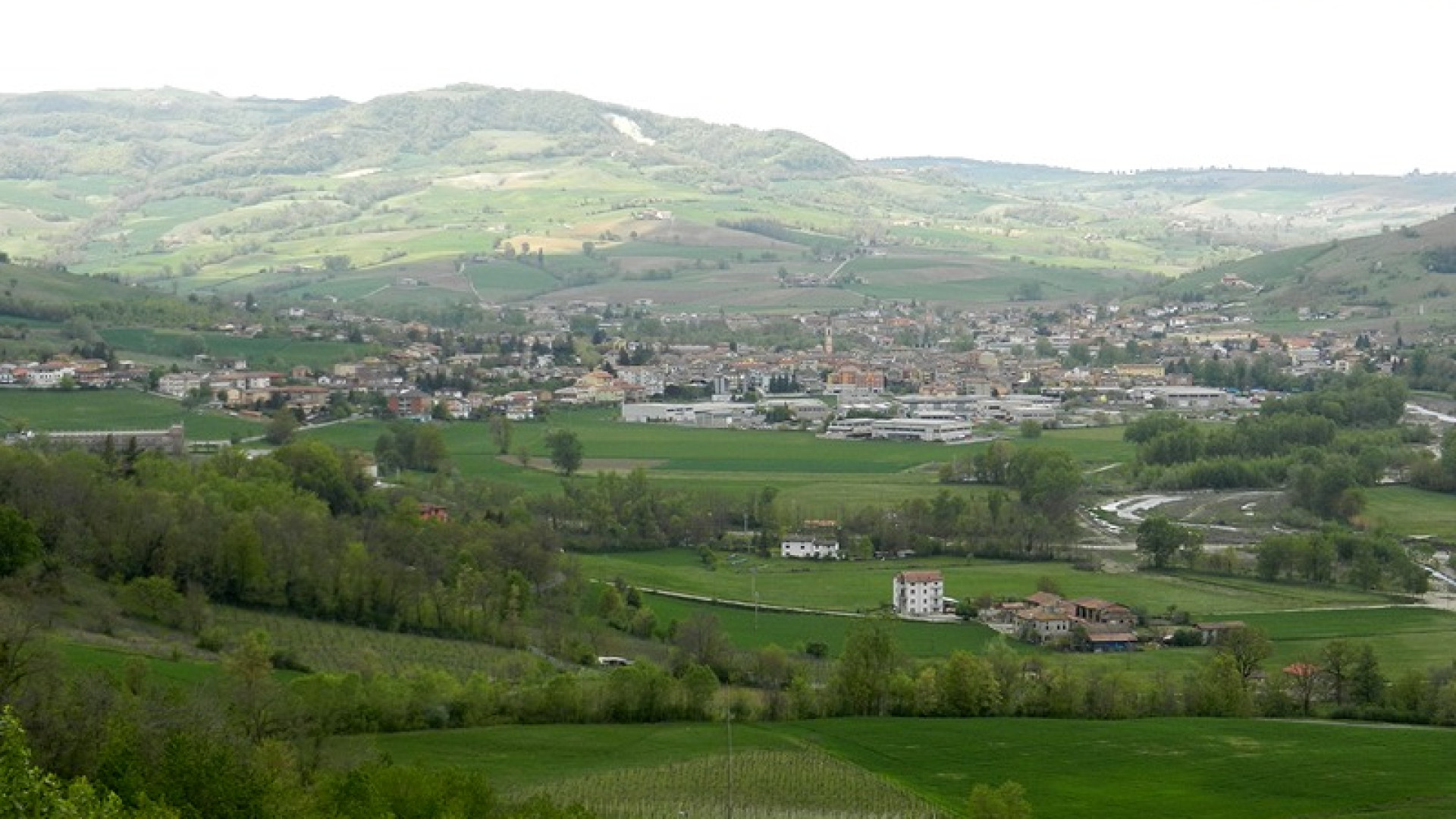 Pianello, tramonta l'ipotesi del parco agrivoltaico nella frazione di Arcello