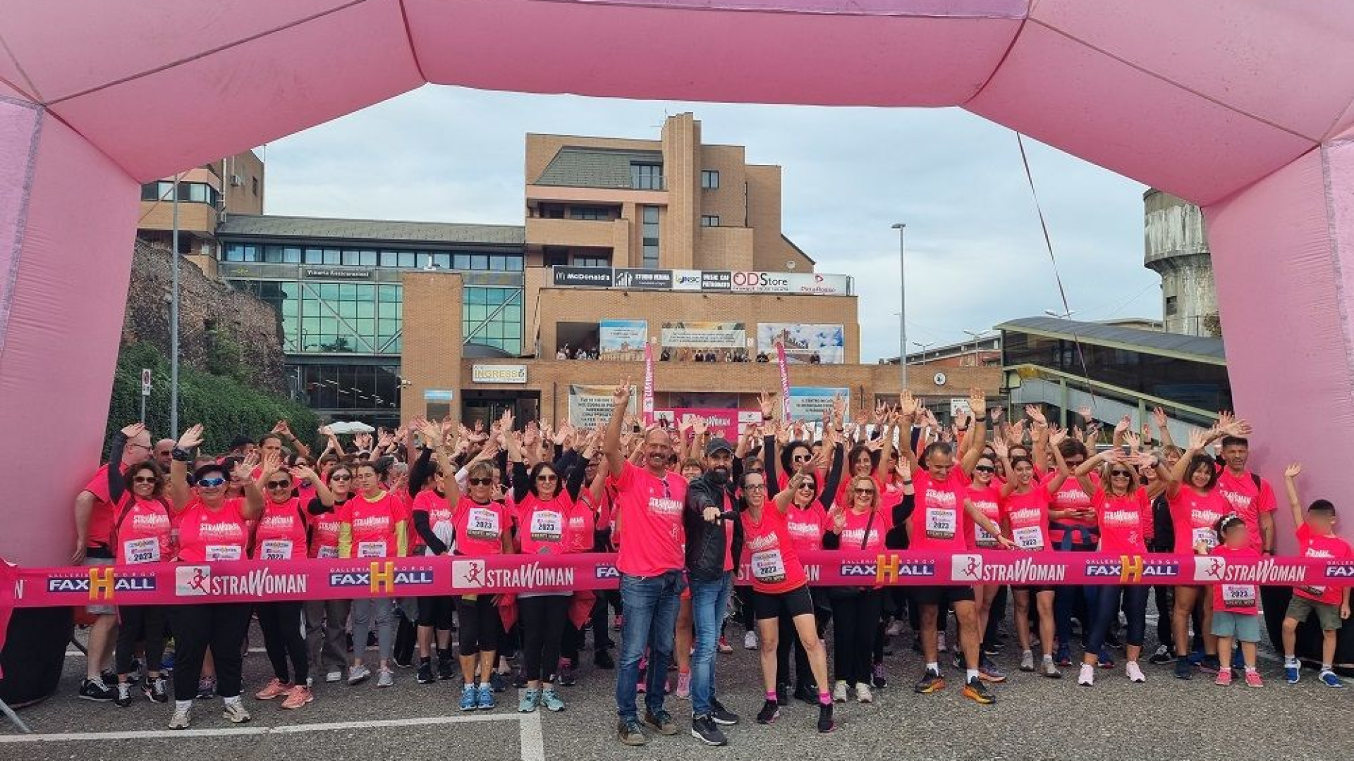 Il centro di Piacenza si tinge di rosa: 400 donne hanno partecipato alla Strawoman