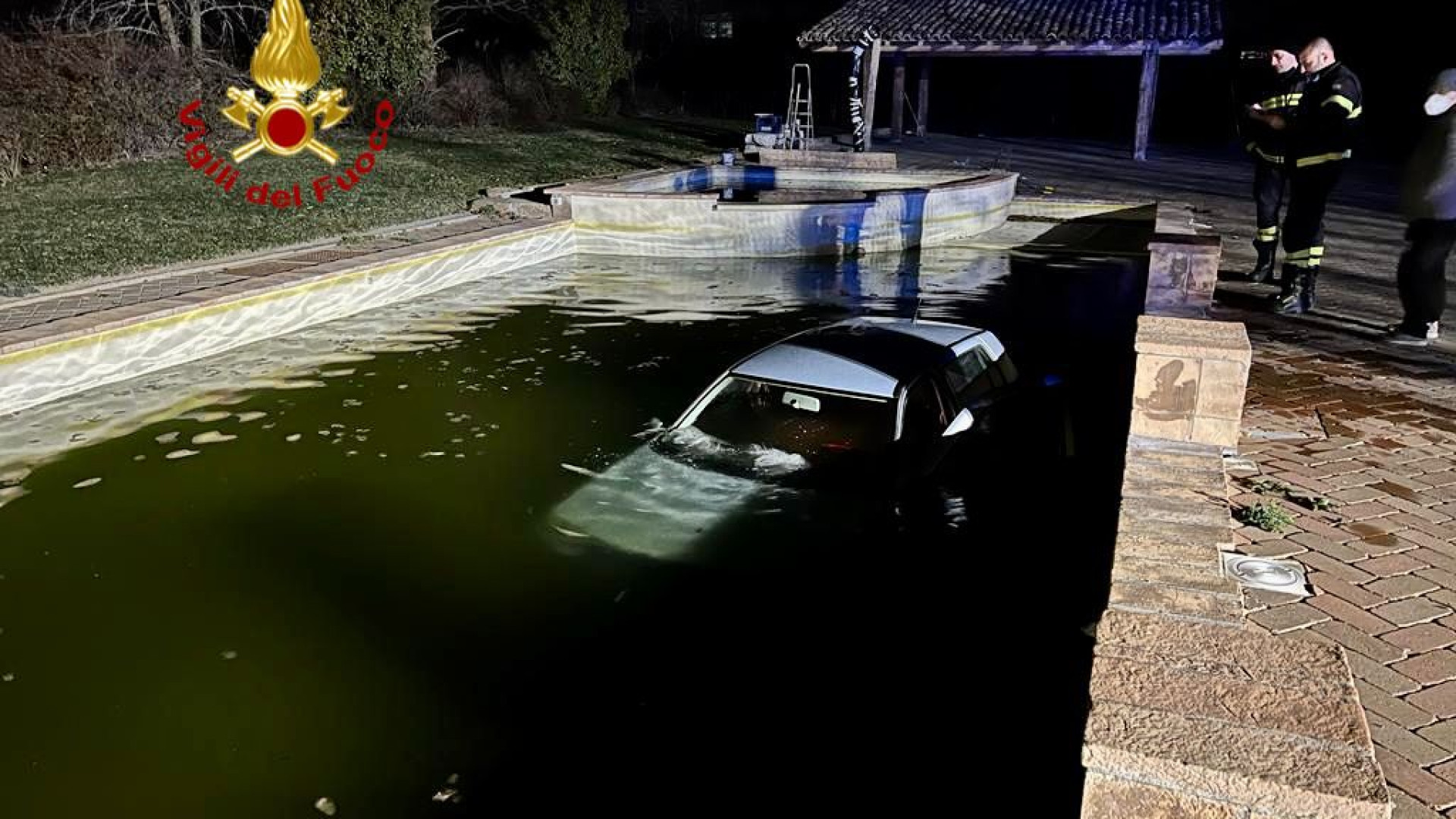 Sbaglia manovra e finisce con l’auto nella piscina di un ristorante