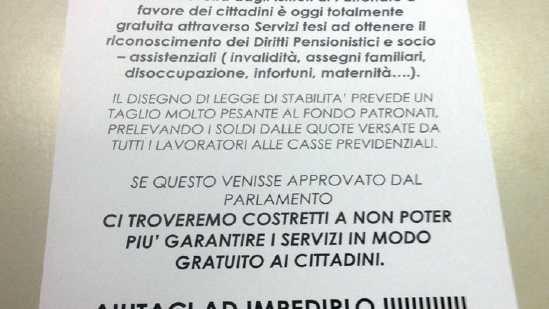 Patronati in piazza per raccogliere firme contro i tagli