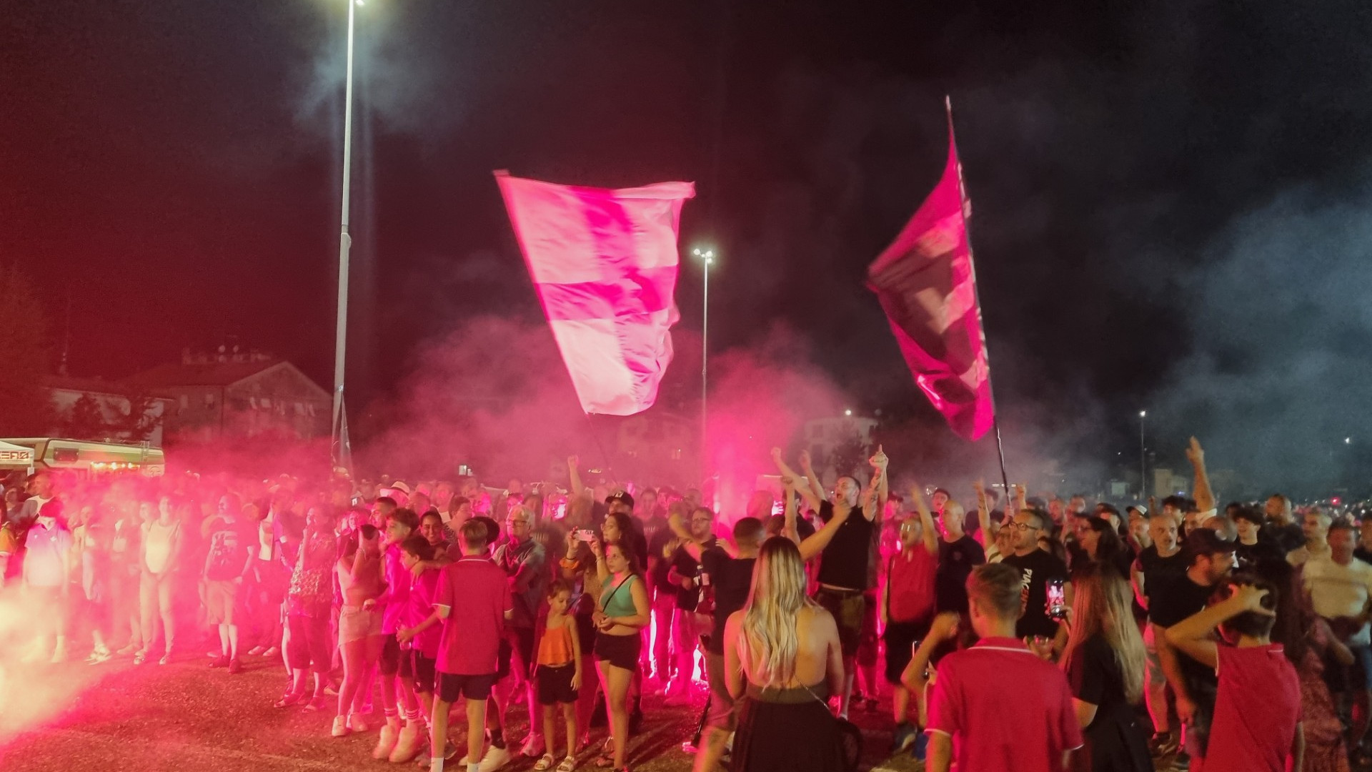 Il Piace si presenta: tifosi, striscioni e orgoglio alla festa "Bianch e Russ"