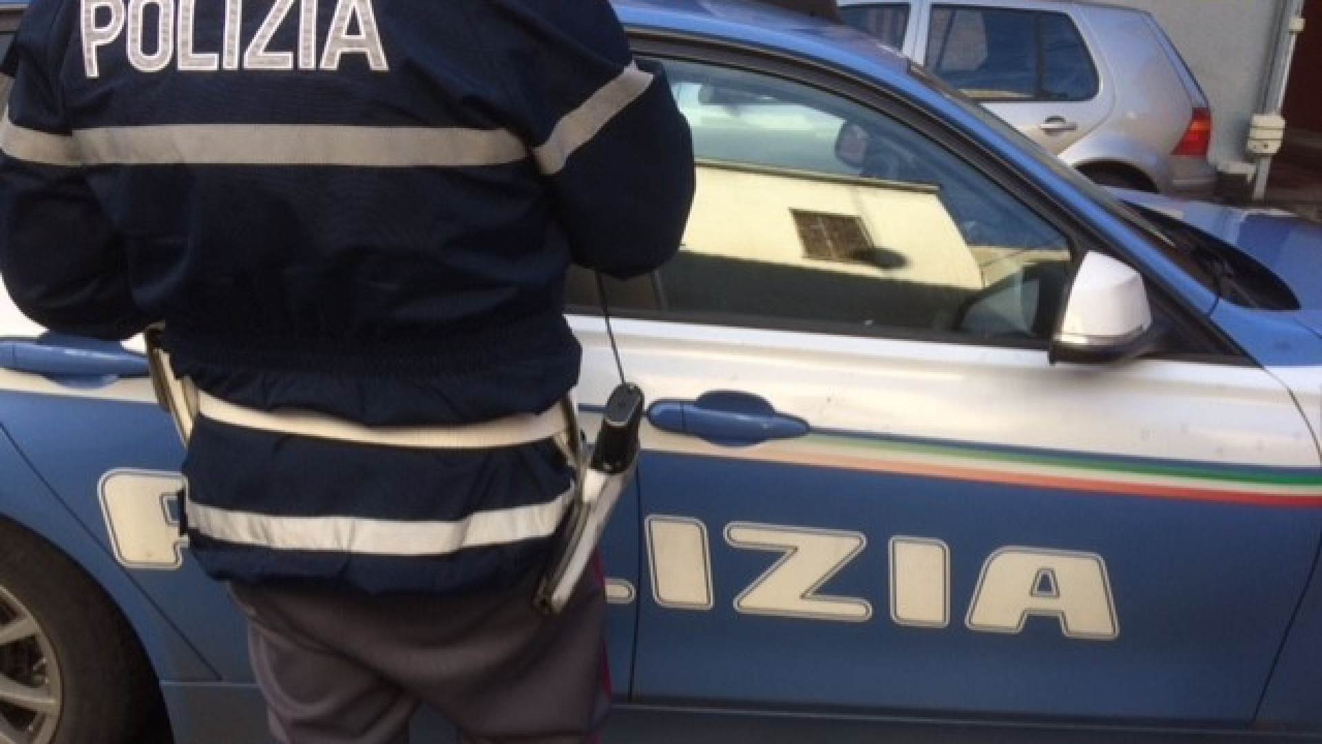 Ai domiciliari vende droga dalla finestra a minorenni: 21enne in manette
