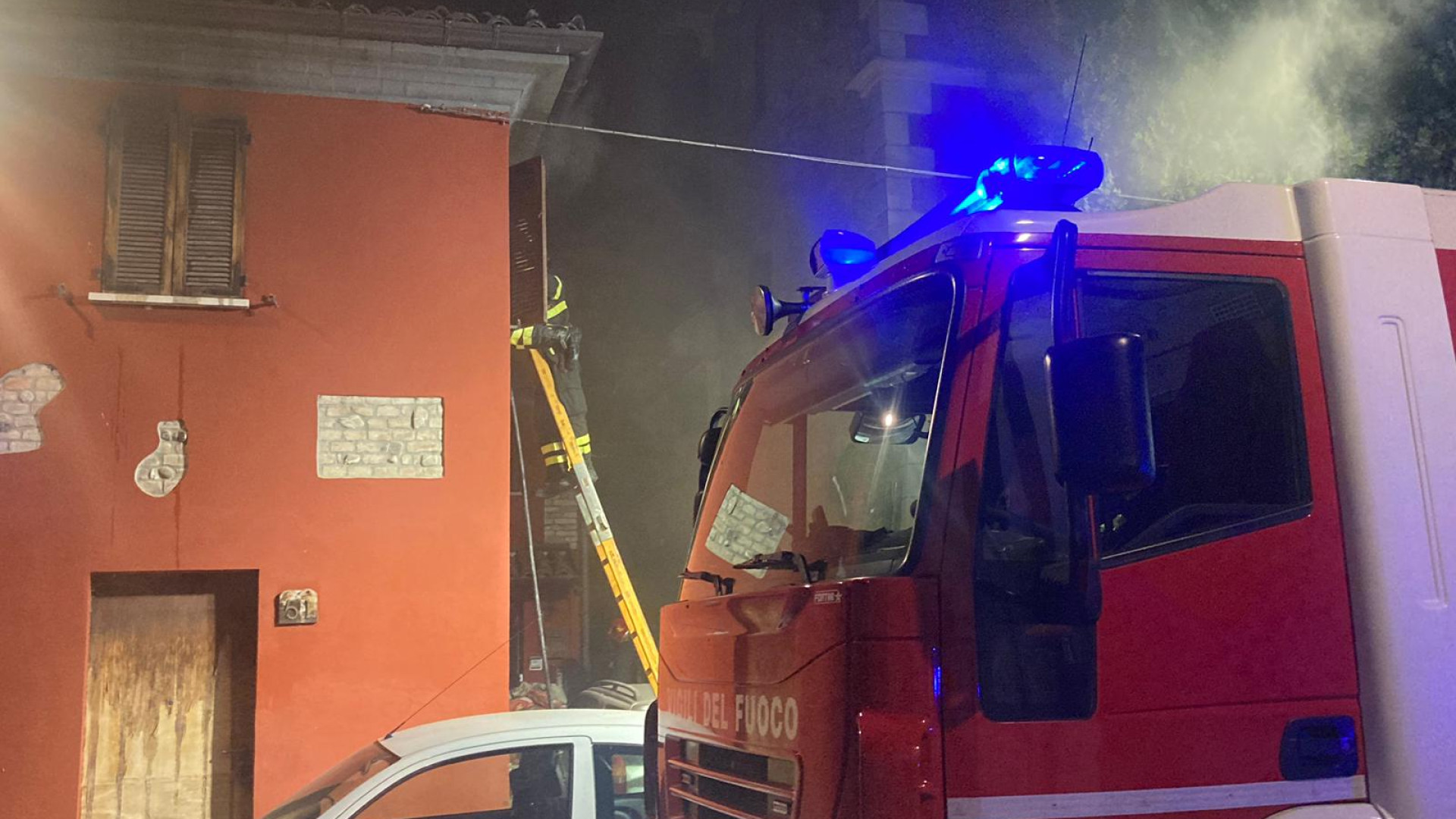 Appartamento in fiamme a Calendasco, intossicata una donna.  Non è grave