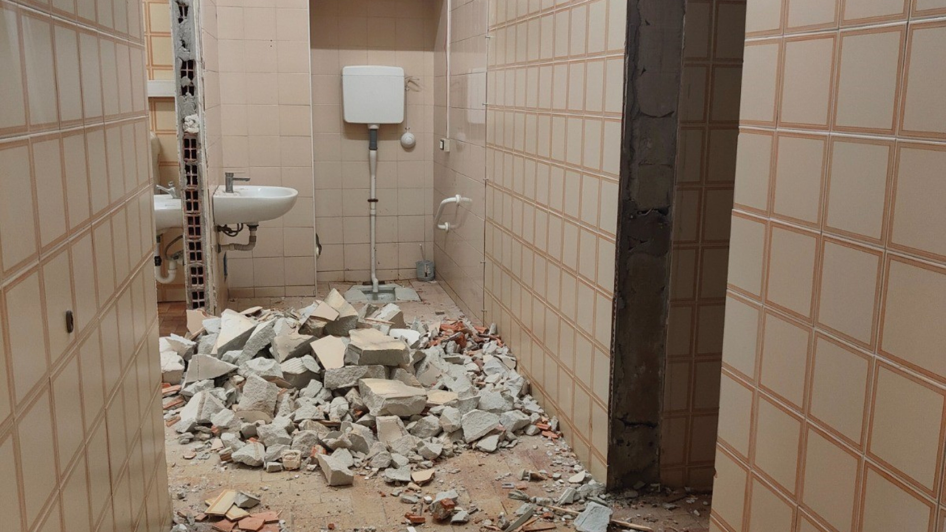 Iniziata la riqualificazione dei bagni pubblici di piazza Cavalli. Terminerà in aprile