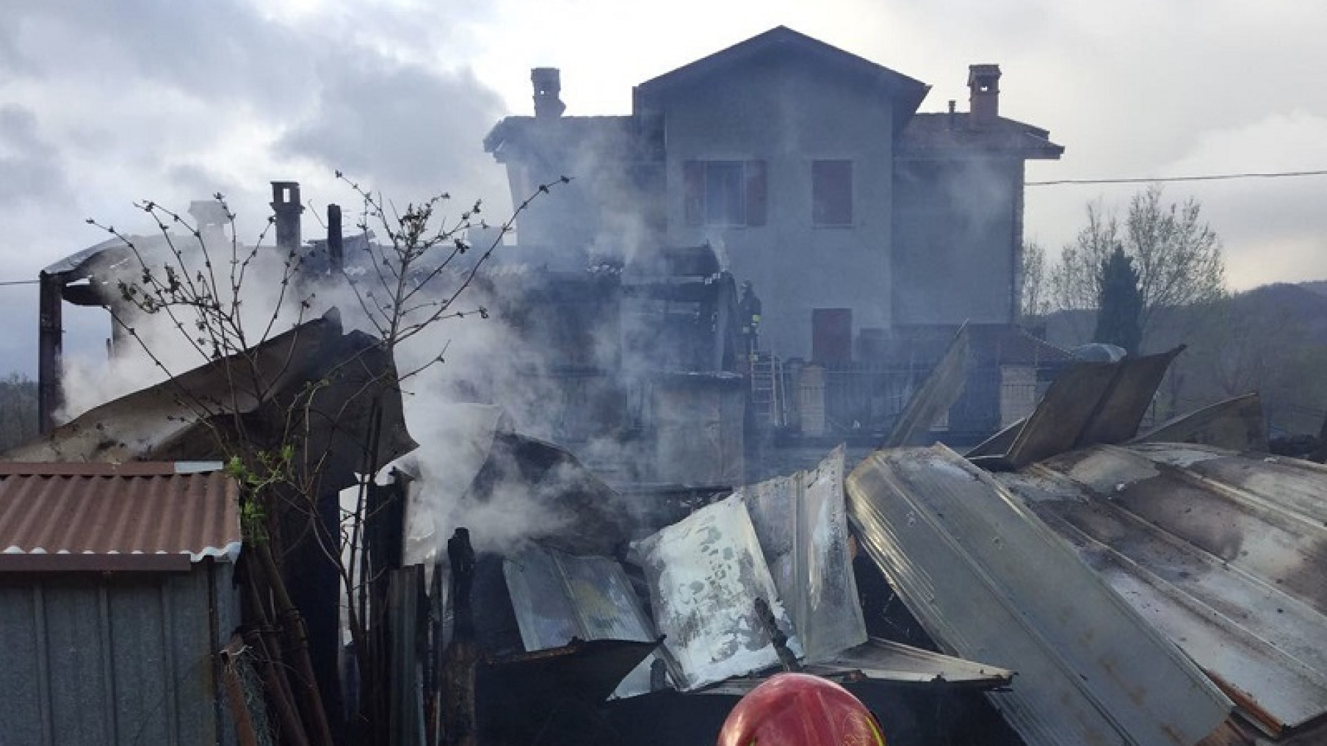 Cascina e abitazione in fiamme a Morfasso, vigili del fuoco al lavoro