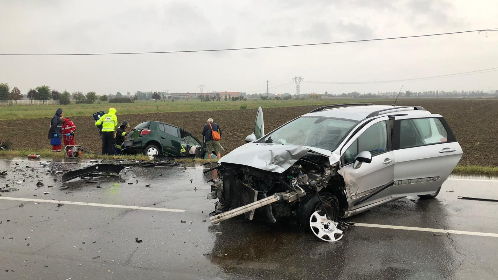 Violento scontro frontale tra due auto sulla Caorsana: tre feriti, vetture distrutte e traffico in tilt