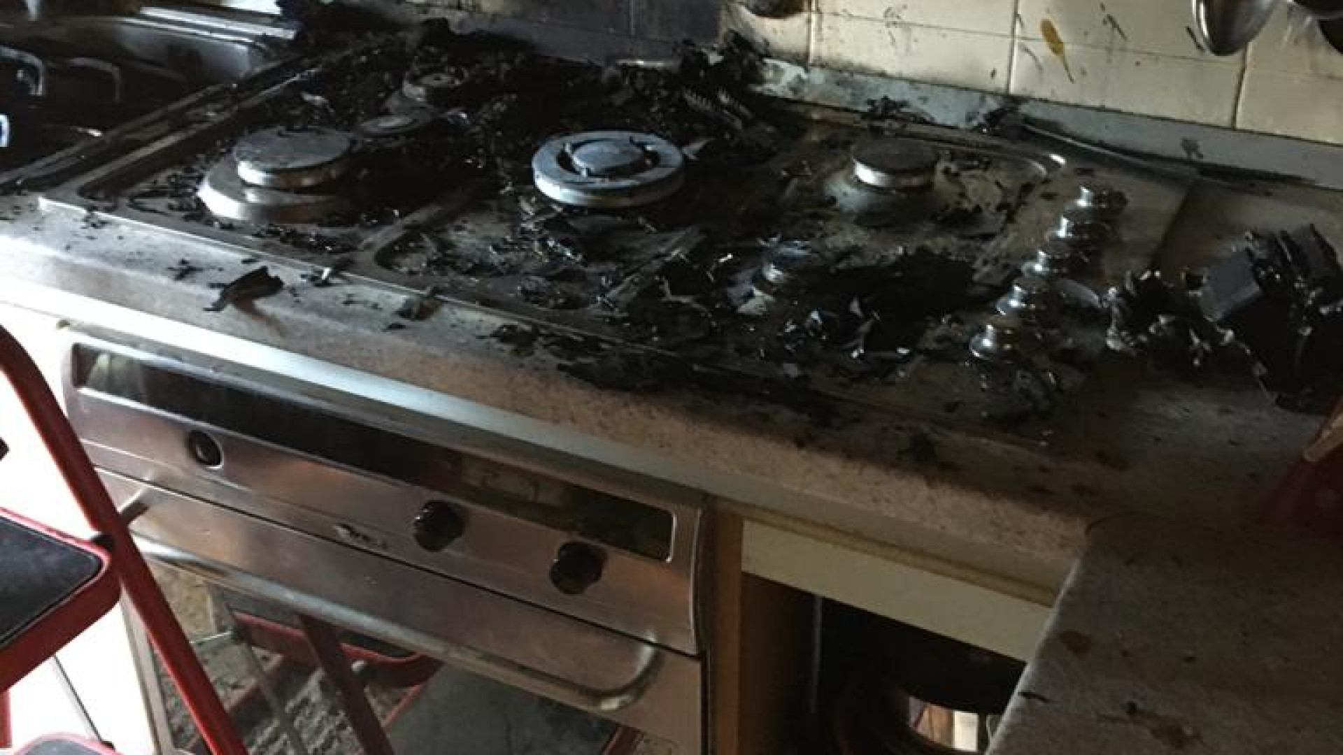 Incendio in casa: poliziotti spengono le fiamme con secchi d'acqua